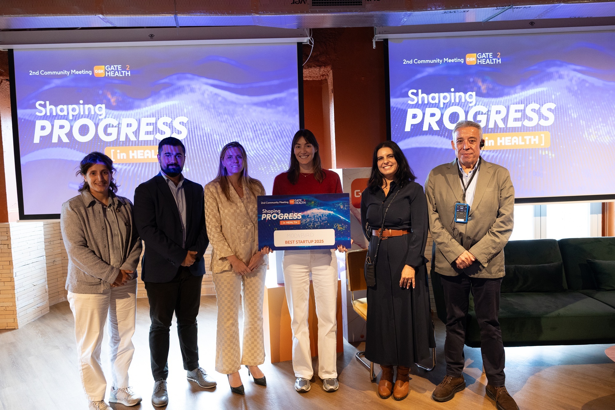 Equipo del proyecto Moonbird, ganador del reto de innovación abierta de GSK en la categoría de bienestar emocional y mental en pacientes con asma grave, durante la entrega de premios del programa Gate2Health.
