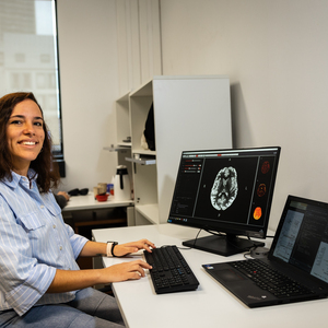 Jara Cárcel Márquez desarrolla una investigación pionera que busca predecir y prevenir el ictus mediante el análisis del código genético y la epigenética.