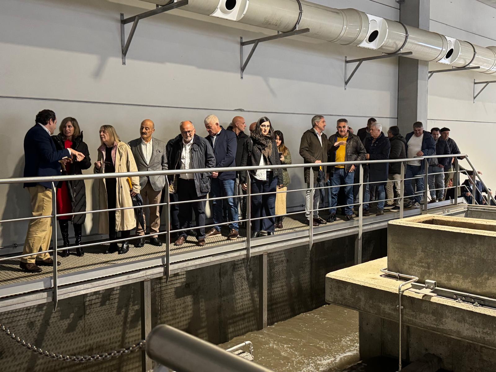 Autoridades y responsables del proyecto celebraron la puesta en marcha de una infraestructura clave para el saneamiento integral y la sostenibilidad ambiental de Ponteareas.