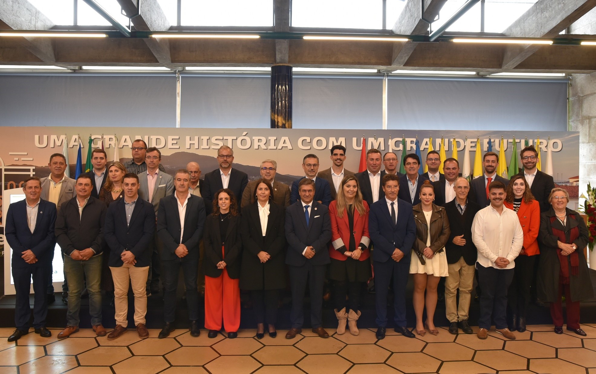 A nova Assembleia Municipal de Valença, presidida por José António Cerqueira, reflete a pluralidade política do concelho, com representantes do PS, PSD, Chega e os presidentes das Juntas de Freguesia, comprometida com a supervisão e o desenvolvimento das políticas locais.