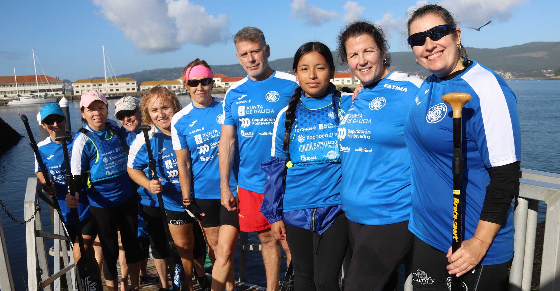 Fredy Bea presidente de la  Gallega con las dragonas de O Grove (Foto Moebius)
