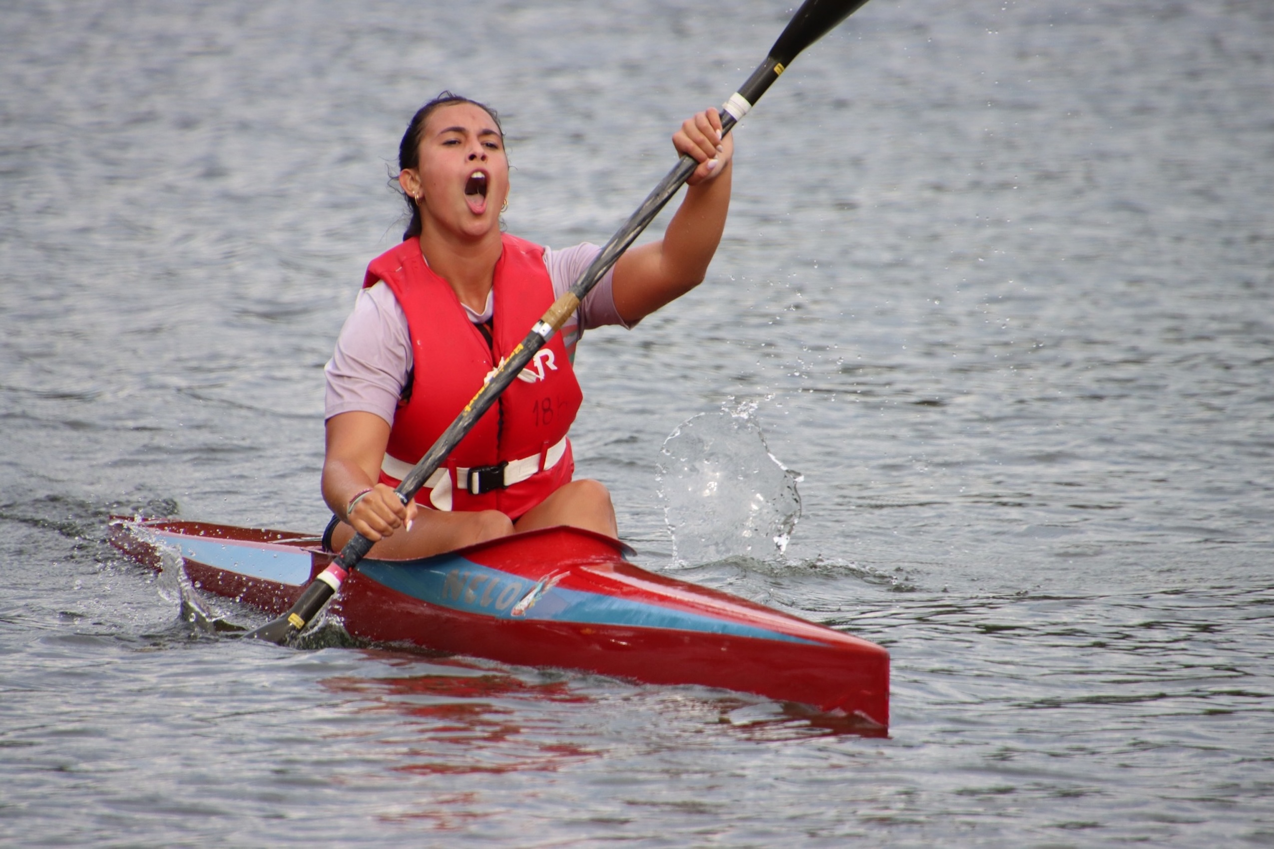 Matilde Barros em plena ação nas águas do Rio Cávado, demonstrando a destreza que a levou ao título de Campeã Nacional de K1 Cadete feminino.
