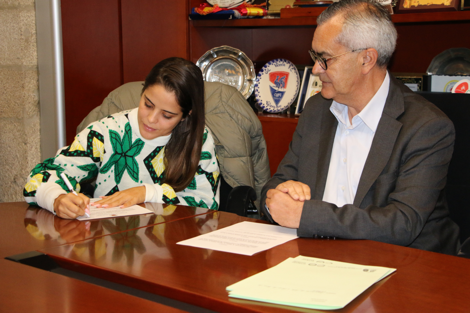 O Presidente da Câmara, Olegário Gonçalves, e Diana Ataíde, da Associação de Arte e Dança, formalizam o acordo que garante o ensino da Dança e Movimento nas escolas de Arcos de Valdevez.