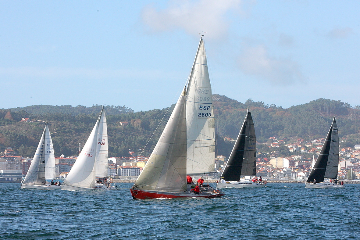 Competición y pasión por la vela. Los participantes navegan juntos en una nueva jornada de regata.