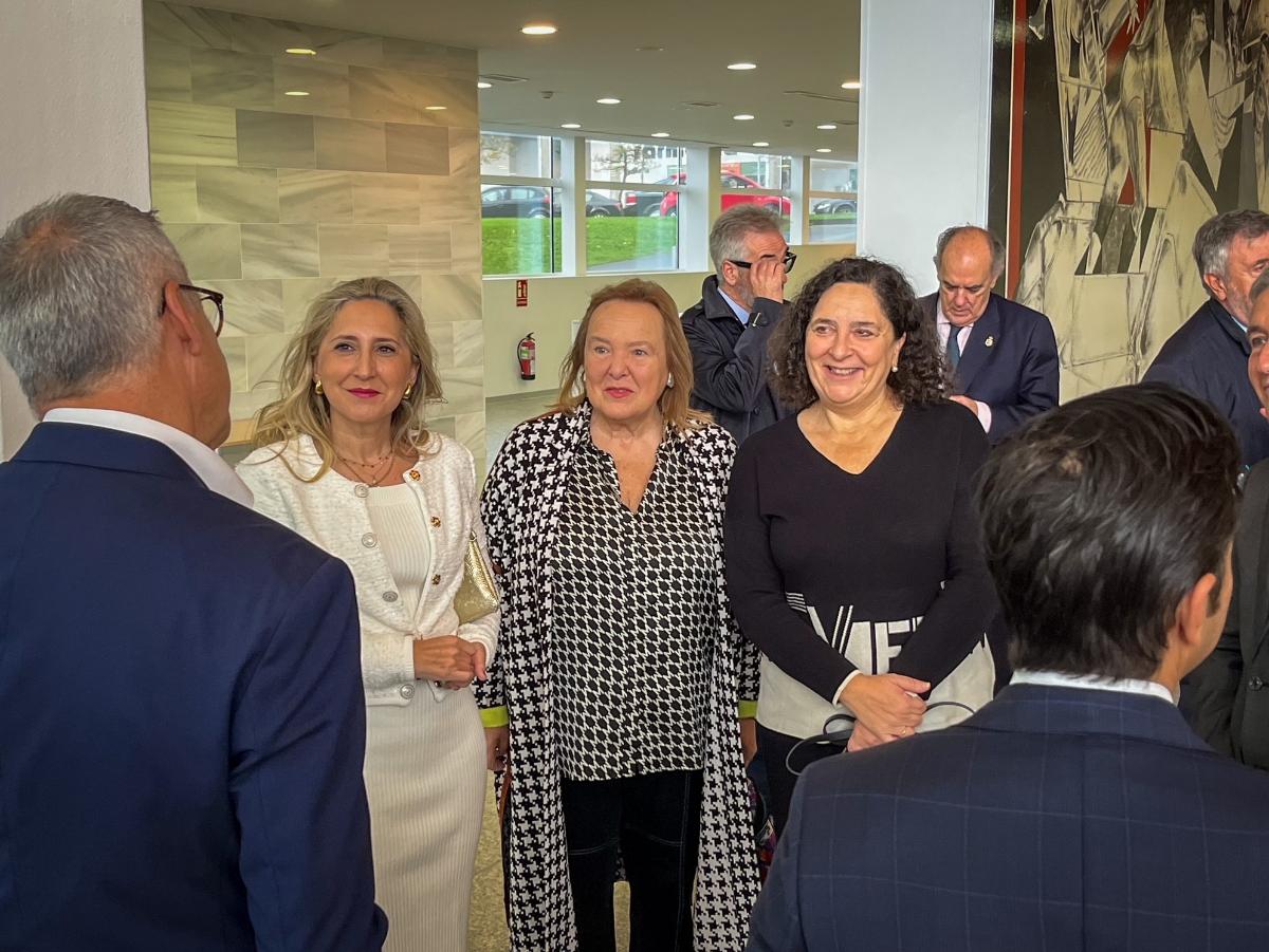 Las delegadas de la Xunta en Ferrol y A Coruña y el gerente del Sergas participan en Ferrol en el 'XVII Encuentro Médico' del colegio oficial de la provincia.