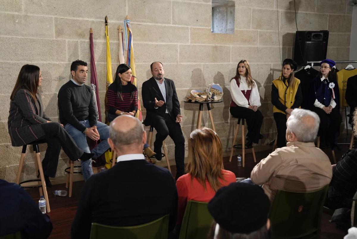 Participantes del Rondallas Fest, un festival que combina música tradicional y cine para poner en valor la cultura popular del municipio de Mos.