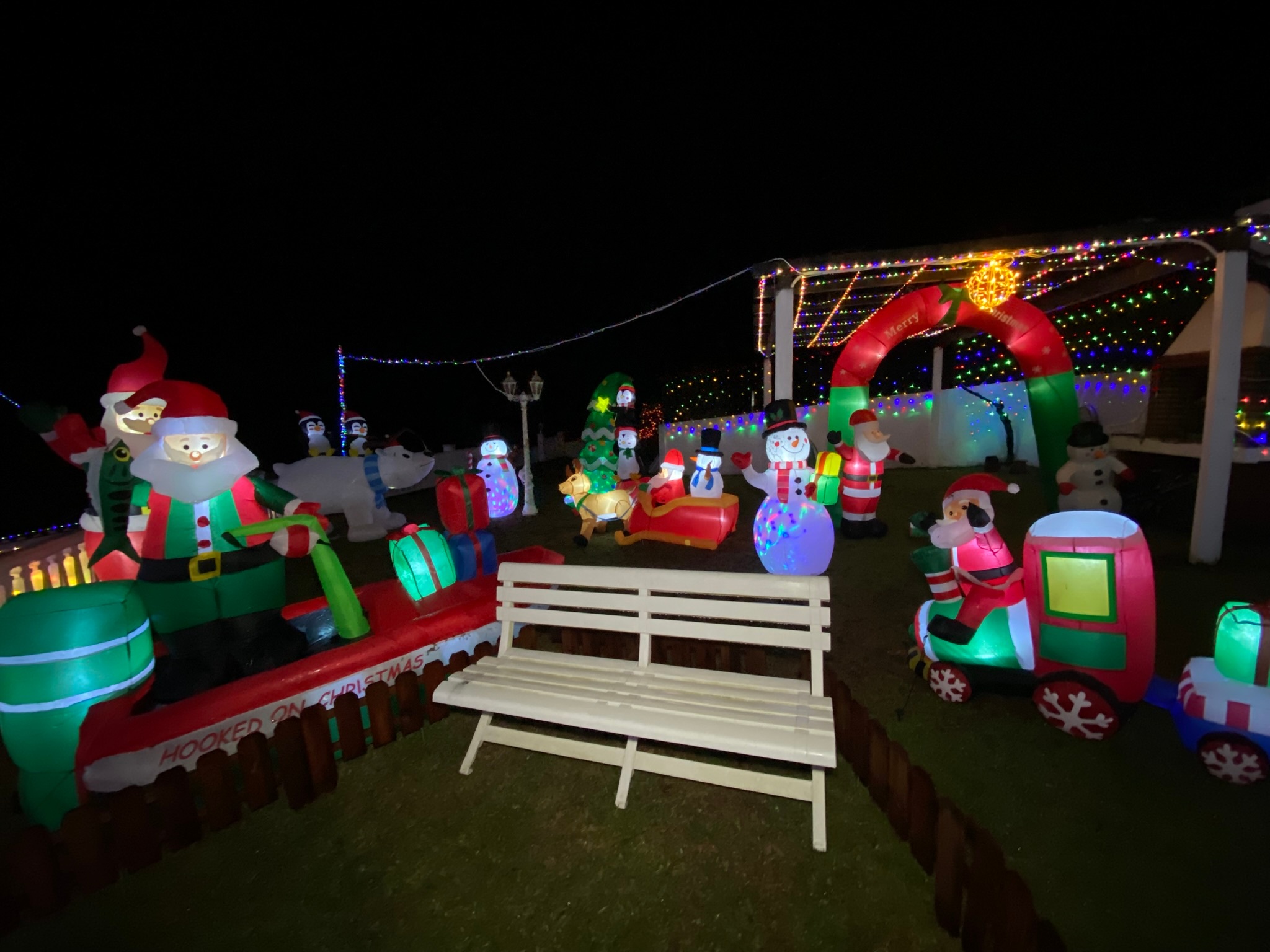 Detalle de la decoración luminosa de la casa de Camposancos, donde miles de luces y nuevos elementos ornamentales transforman cada noche el barrio en un escenario navideño único en Galicia.
