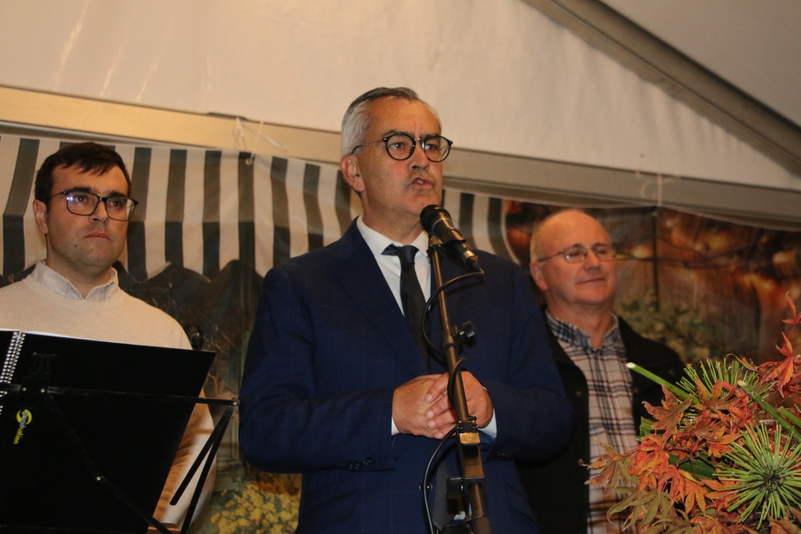 O presidente Olegário Gonçalves dirige-se aos membros da ARCA com uma mensagem de apoio e reconhecimento durante a Feira das Merendas de Aguiã.