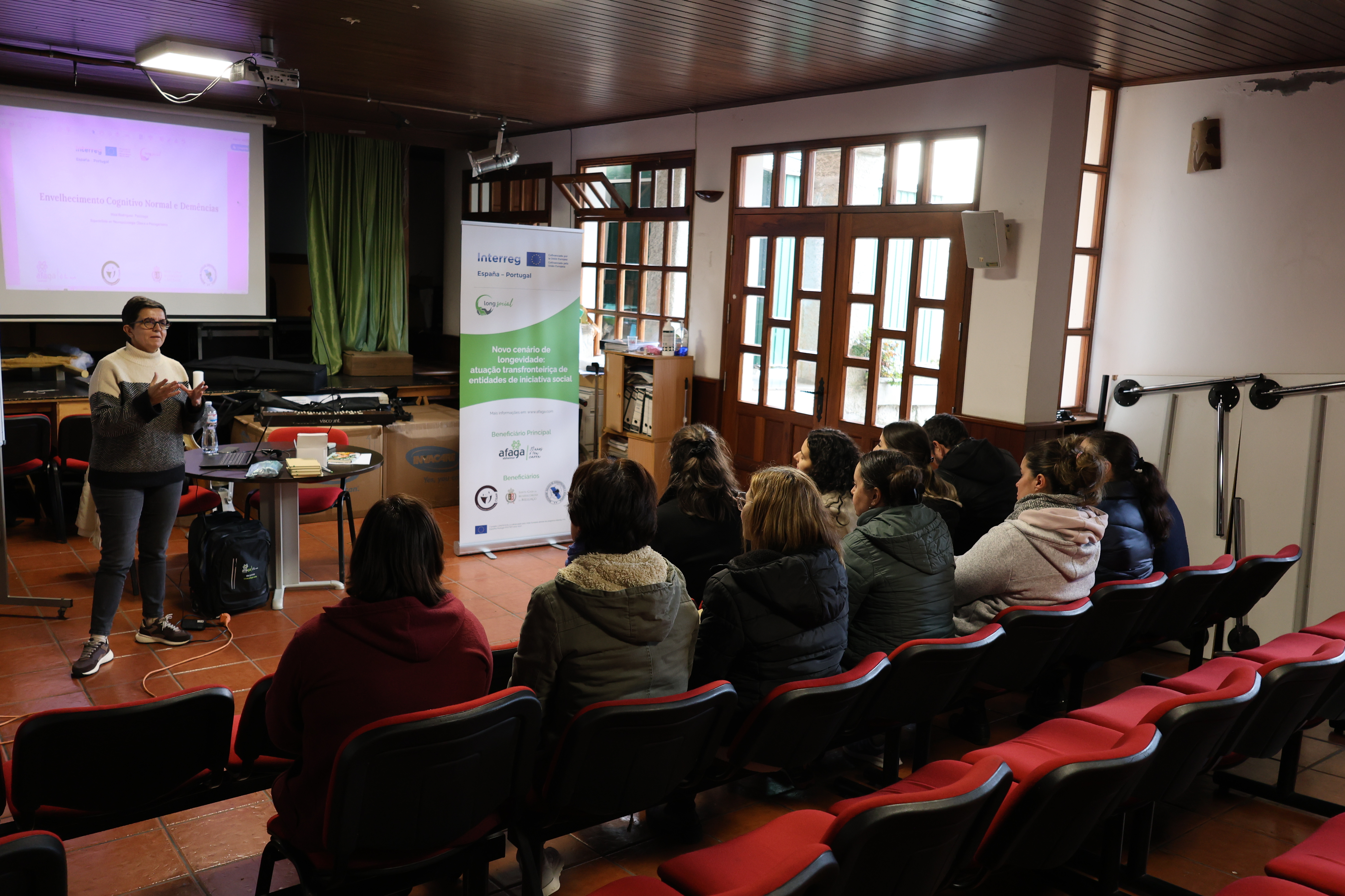 Equipos de Padrenda, CISAM y Afaga Alzheimer, unidos en una jornada de cooperación transfronteriza para reforzar los servicios a la dependencia en el rural.