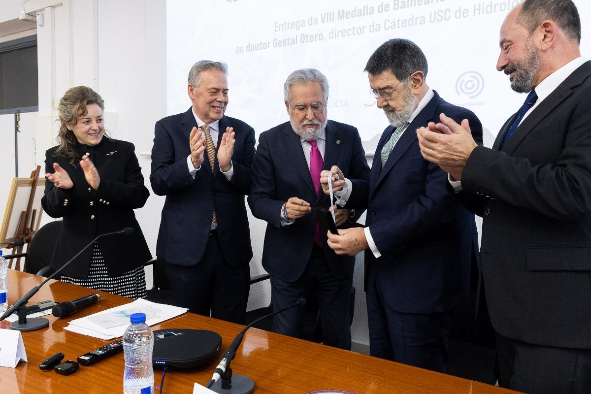 20251122_Medalla Balnearios Dr Juan Gestal3