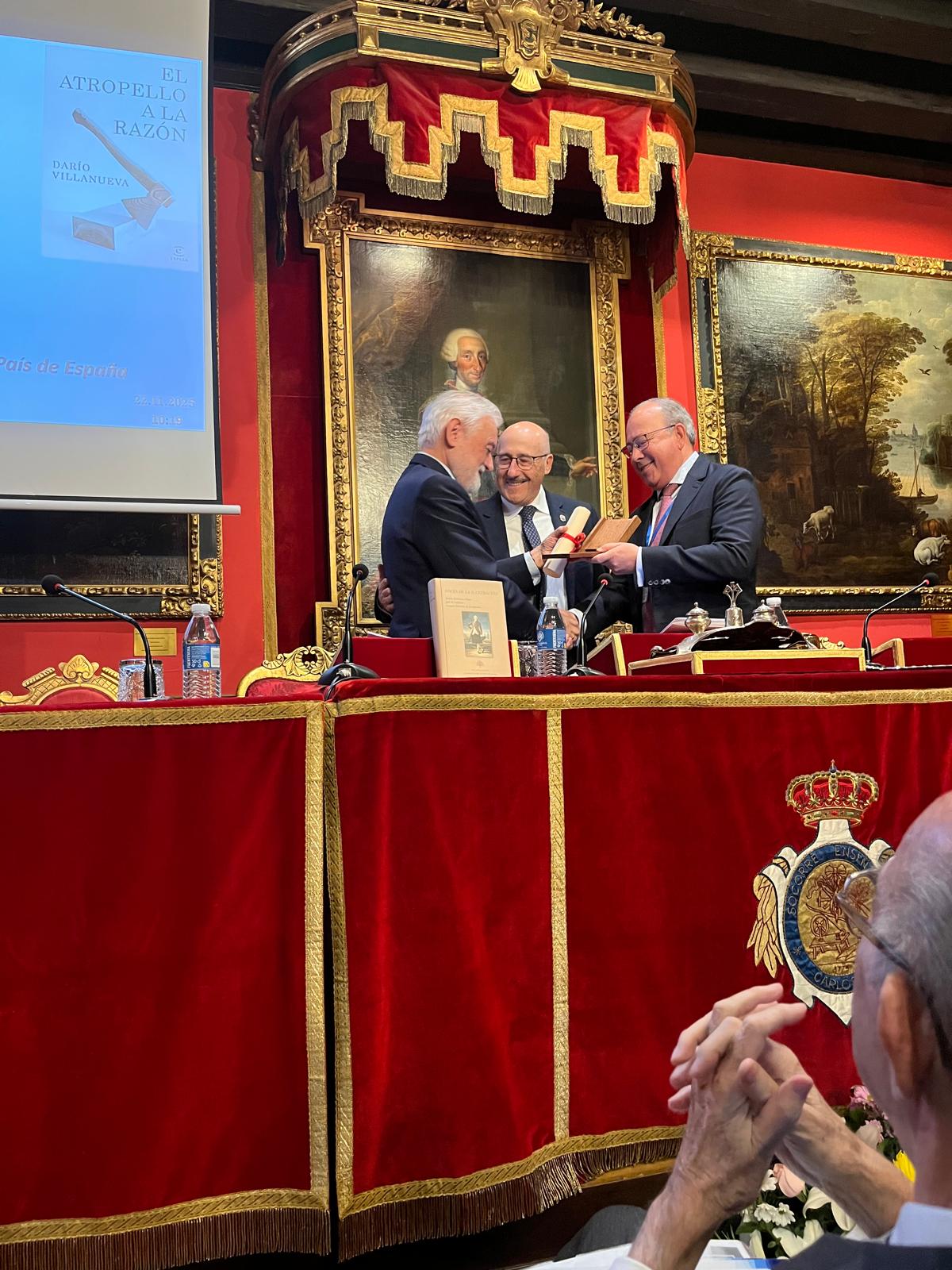 O profesor Darío Villanueva intervén tras recibir o Premio de Ensayo Amigos del País 2025 das Reales Sociedades Económicas.