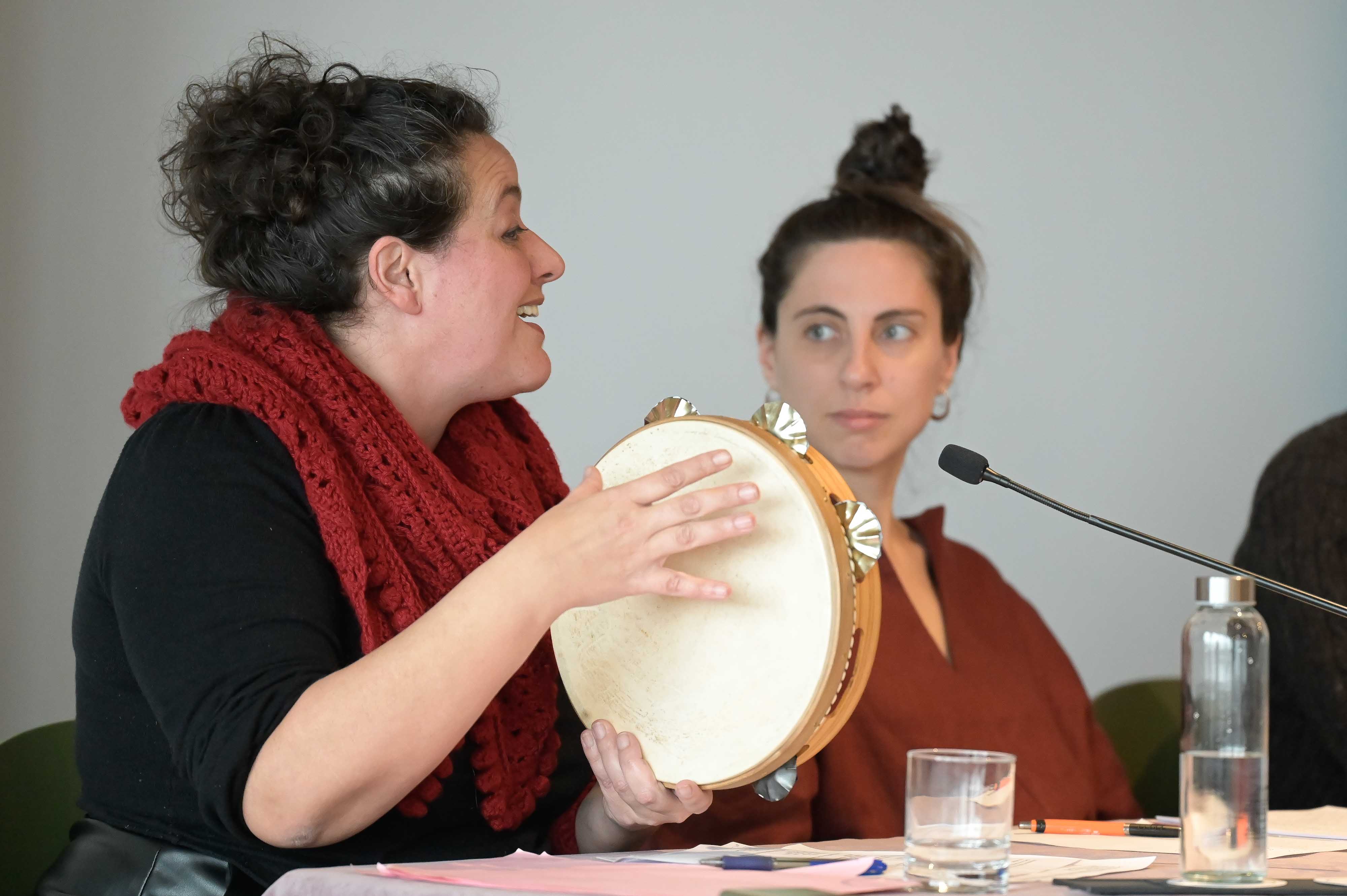 Branca Villares, á esquerda, intervén na mesa redonda sobre xénero e clase, acompañada por Xulia Feixoo, o académico Antón Santamarina e Domingo Blanco. Fonte: RAG