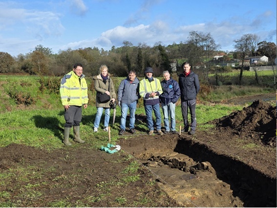 equipo de arqueoloxía documenta os primeiros muros de época romana descubertos durante a campaña de escavación.