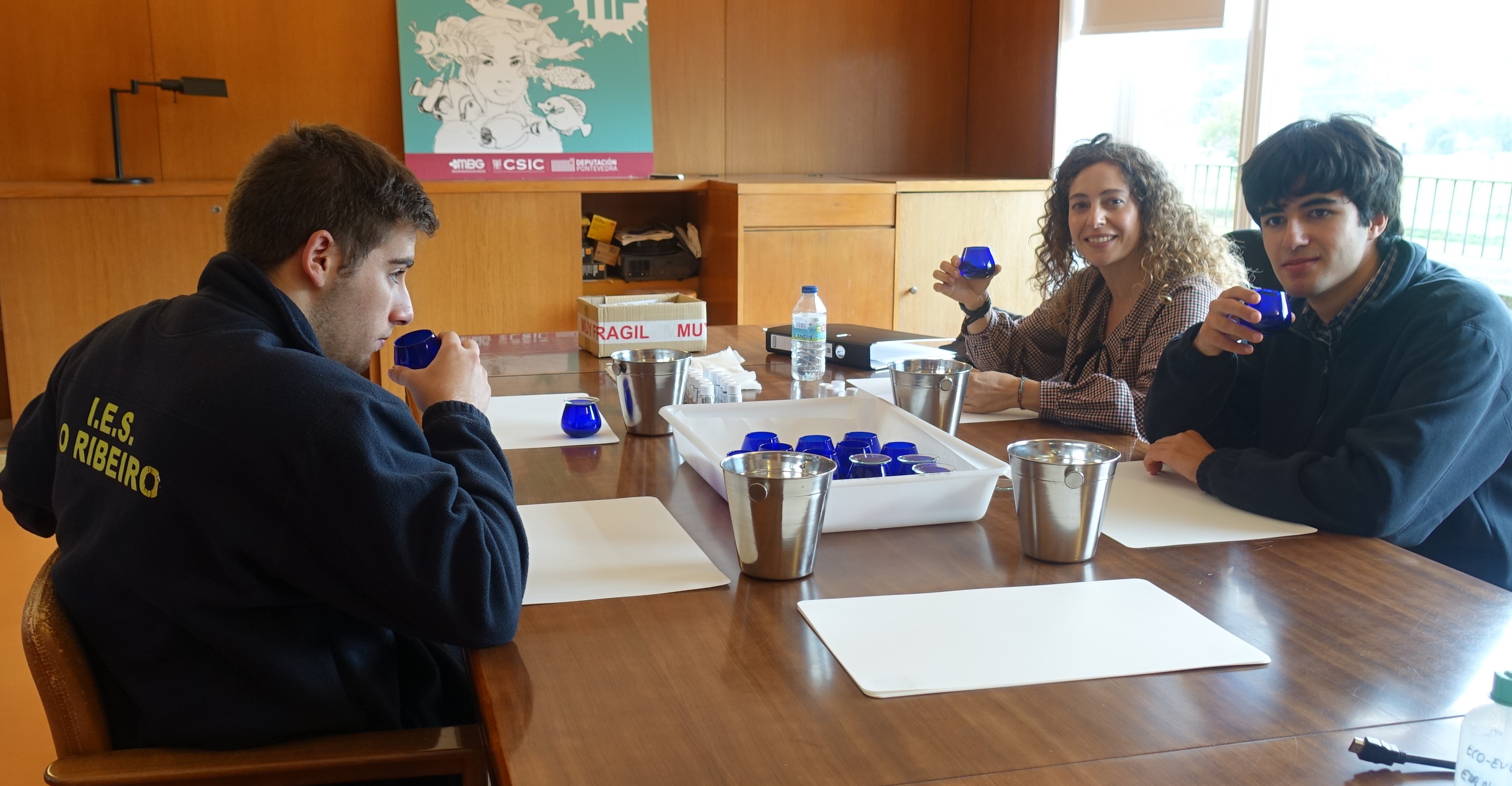 La profesora Liliana Lafuente y dos estudiantes del ciclo de Aceites de Oliva y Vinos analizan las muestras obtenidas en la primera microelaboración de aceite con olivas gallegas.