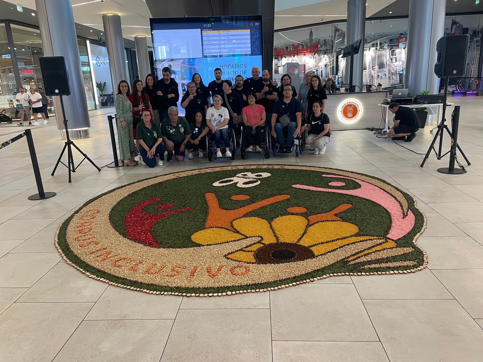 El equipo de alfombristas posa con la alfombra accesible, símbolo del compromiso de Ponteareas con la inclusión.