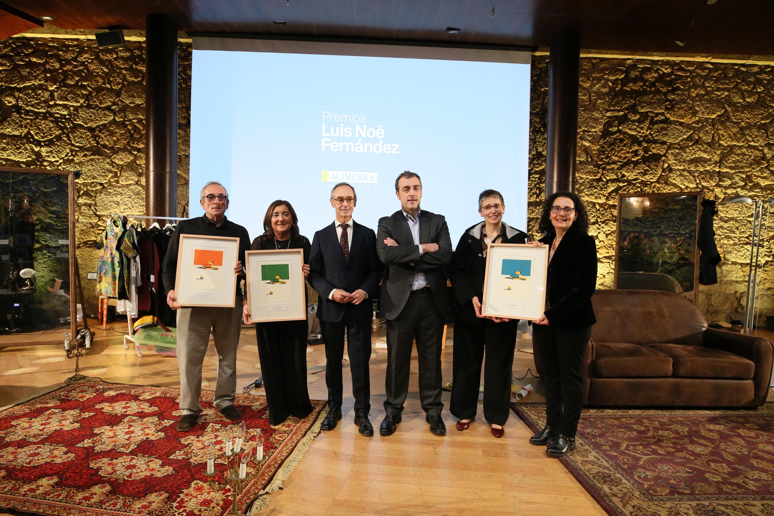 Foto de familia de premiados en la XVI edición de los Premios Luis Noé Fernández. En el centro Alejandro Fernández y Antono Blanco