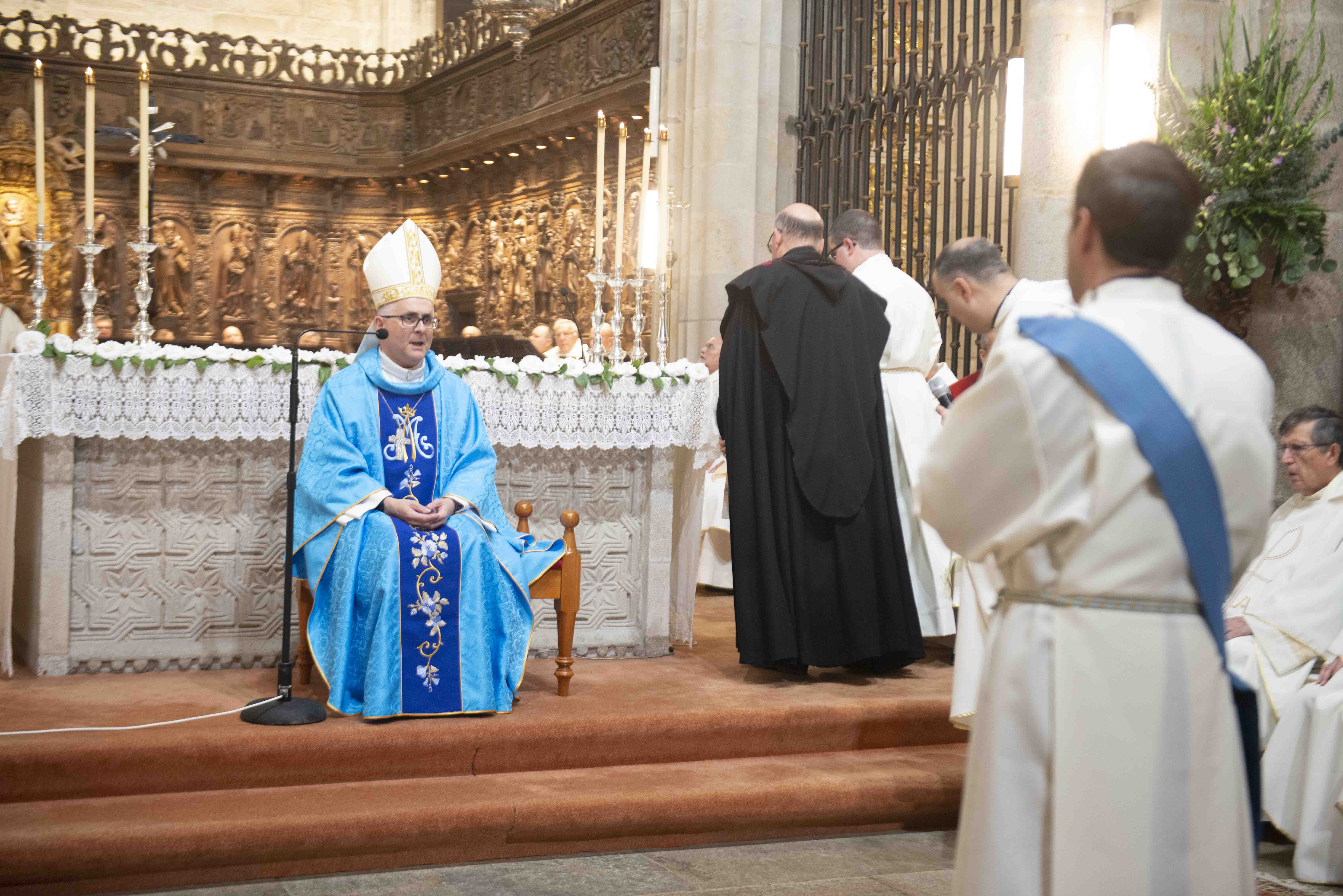 El obispo de Tui-Vigo, monseñor Antonio Valín, preside la celebración de la ordenación sacerdotal de Miguel Fernandes en la catedral de Santa María de Tui, durante la solemnidad de la Inmaculada Concepción.