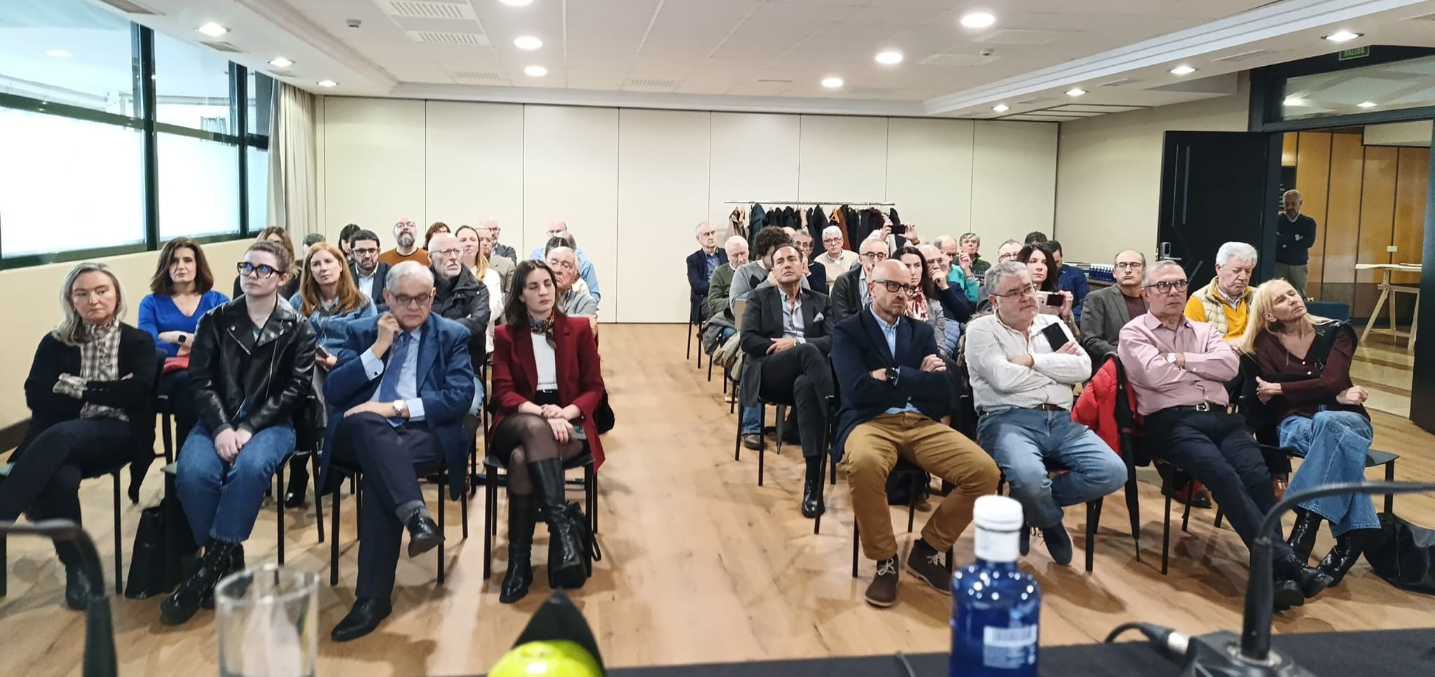 Público asistente a la presentación del décimo número de la revista “Comunica”, durante el acto celebrado en el Hotel Oca Puerta del Camino en Santiago de Compostela.