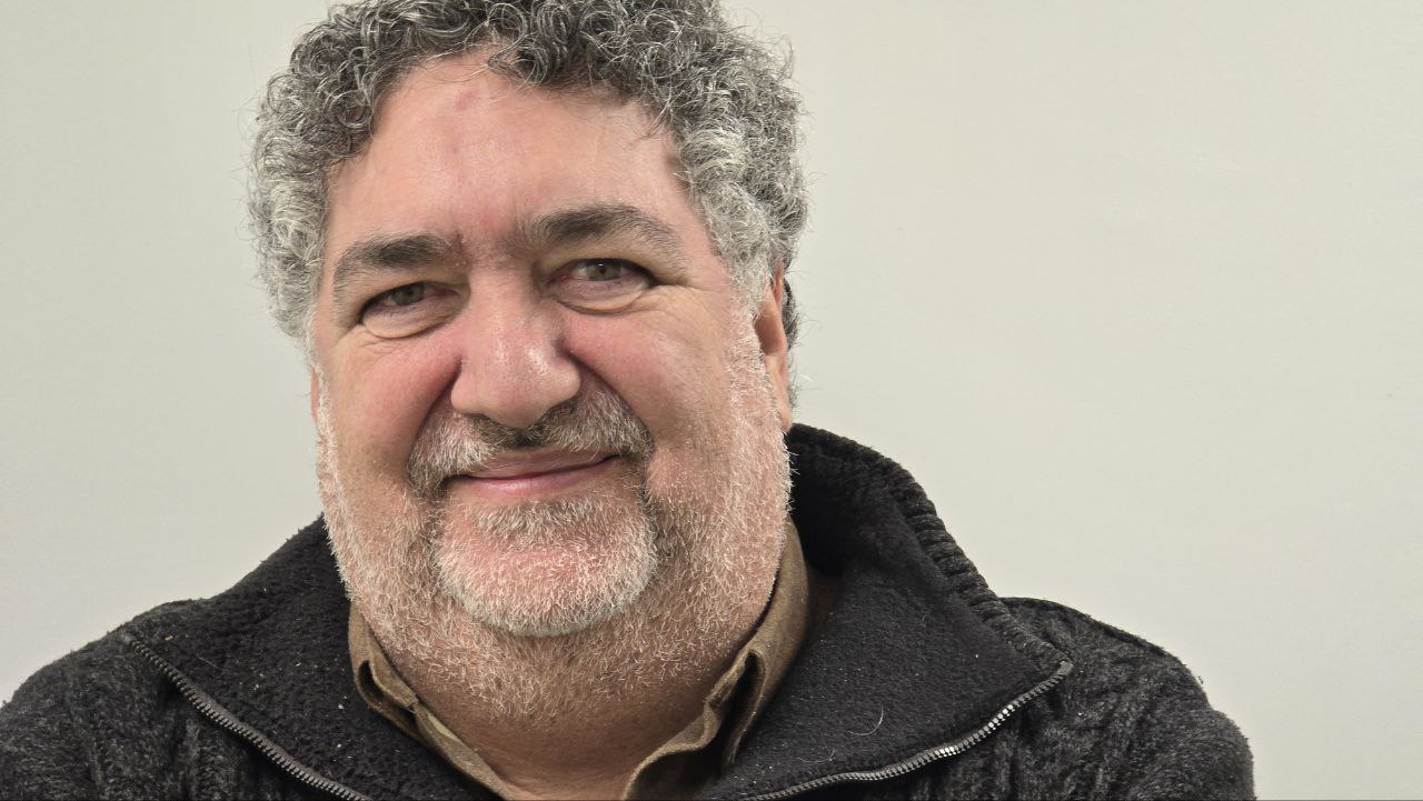 Juan Carlos Rodríguez Bernárdez, al frente de AFAGA, reflexiona sobre el futuro de la investigación y el apoyo a las familias afectadas por el Alzheimer.