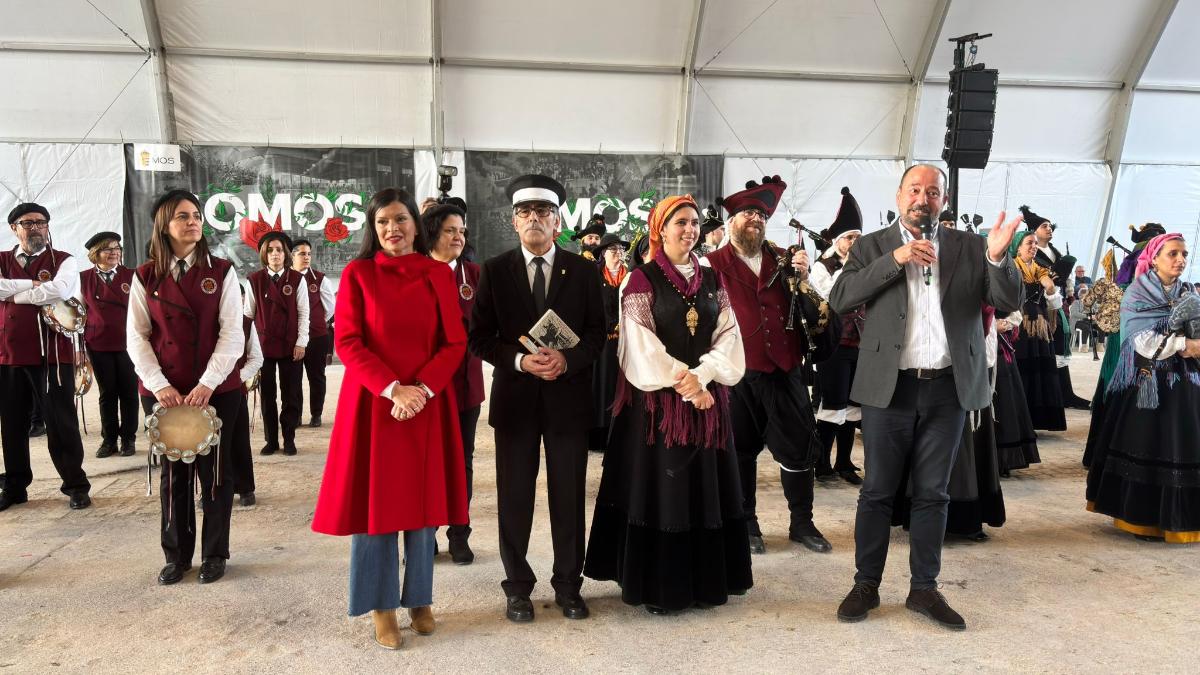 Representantes institucionales, miembros de rondallas y participantes en el Rondallas Fest, durante uno de los actos celebrados en Mos para celebrar la música tradicional gallega.