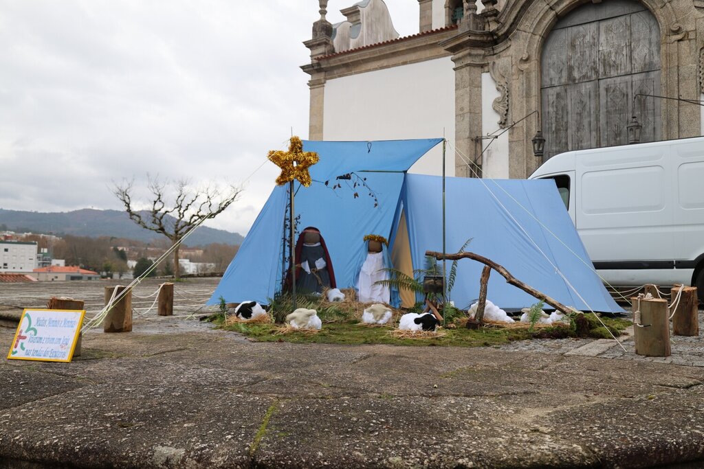 Detalle del belén instalado en la Praça Municipal, una de las piezas más simbólicas de la programación navideña integrada en la campaña “Magia de Natal”.