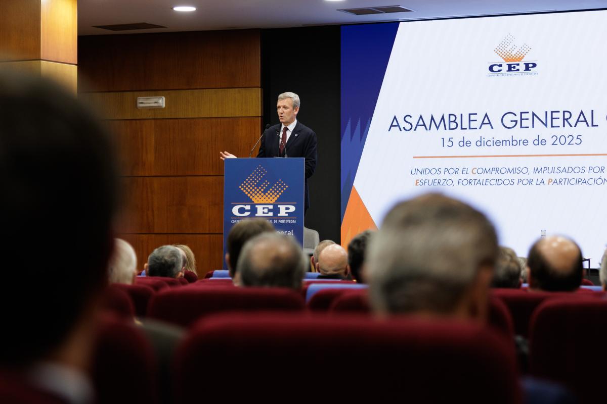 El presidente de la Xunta de Galicia, Alfonso Rueda, durante su intervención en el acto de clausura de la Asamblea General de la Confederación Empresarial de Pontevedra (CEP), celebrada el 15 de diciembre.