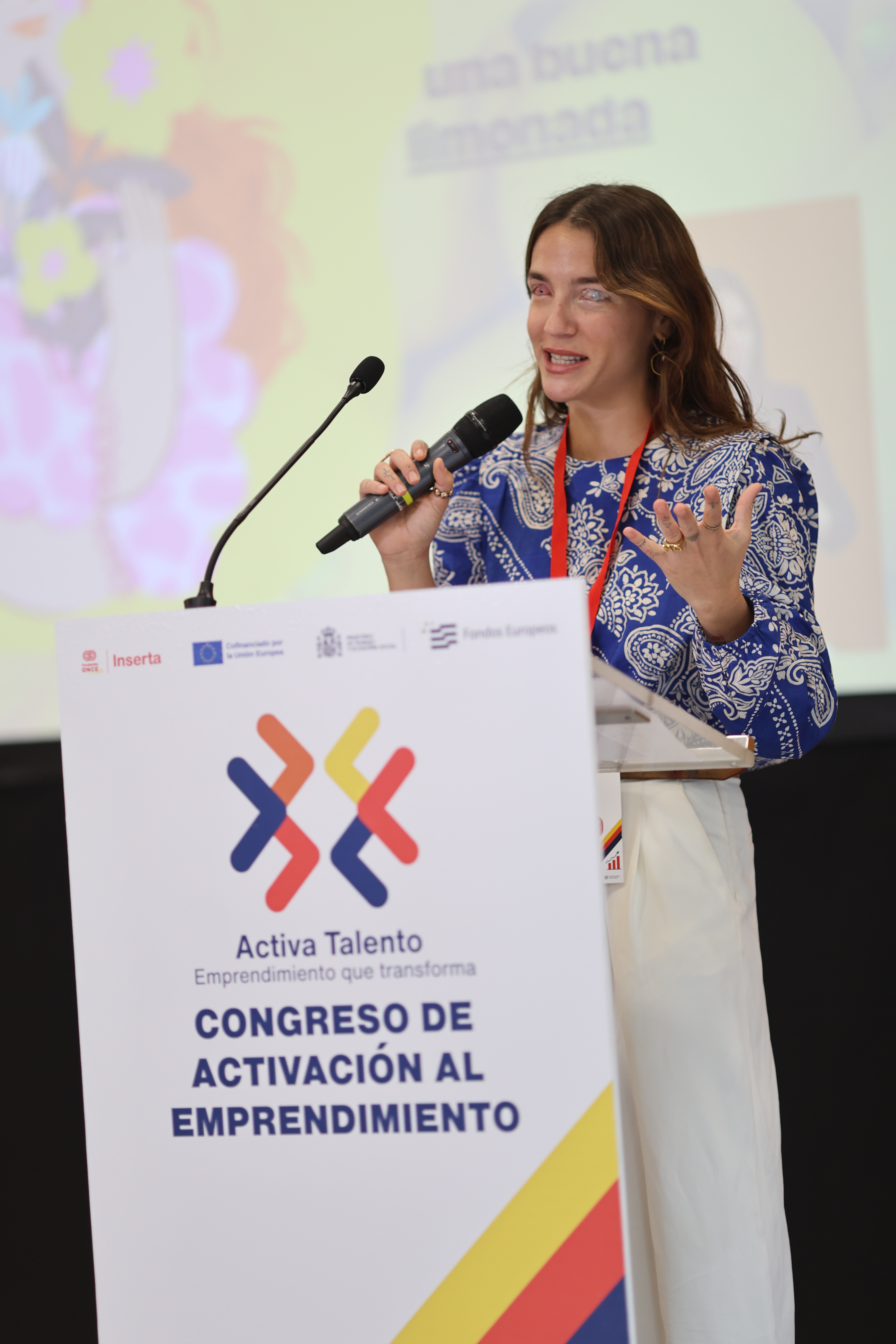 La creadora de contenido y escritora Marta Bustos durante su intervención en el Congreso ‘Activa Talento’, donde compartió una charla inspiradora sobre superación personal, discapacidad y emprendimiento con propósito.