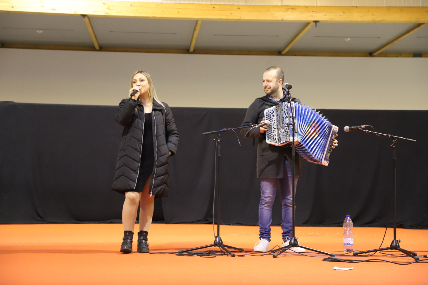 Momento de animação cultural durante o almoço de Natal da Cooperativa Agrícola de Valdevez e Ponte da Barca, que contribuiu para um ambiente de convívio e celebração das tradições populares.