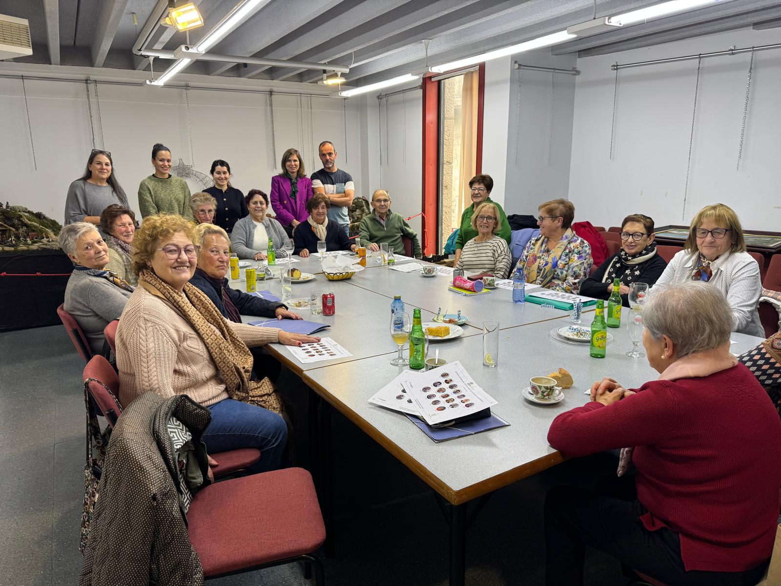 Imagen de uno de los grupos participantes en los talleres Cultiva A Mente, una iniciativa de prevención y envejecimiento activo desarrollada en las parroquias de Xinzo y Ponteareas, con una valoración muy positiva por parte de las personas asistentes.