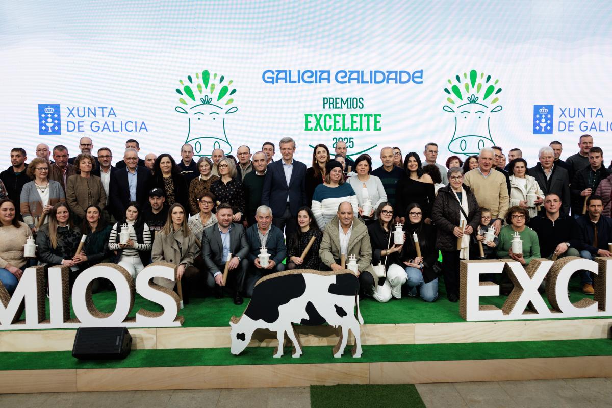 Foto de familia de los galardonados en los IX Premios Exceleite, junto al presidente de la Xunta, Alfonso Rueda, durante el acto de entrega celebrado bajo el distintivo Galicia Calidade, que reconoce la excelencia del sector lácteo gallego.