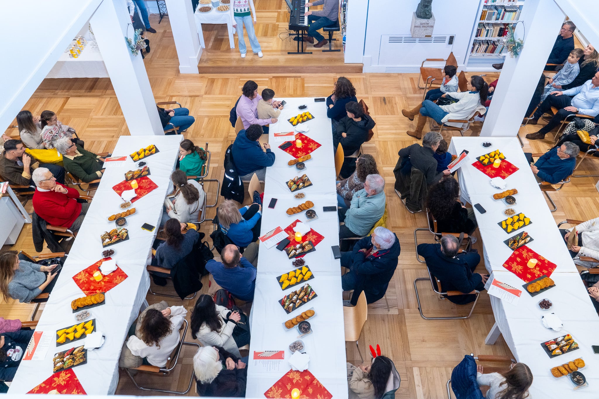 Vista general del acto del Natal dos Leitores celebrado en la Biblioteca Municipal Manuel de Boaventura de Esposende, que reunió a lectores de todas las edades en un ambiente de convivencia, lectura y celebración navideña.