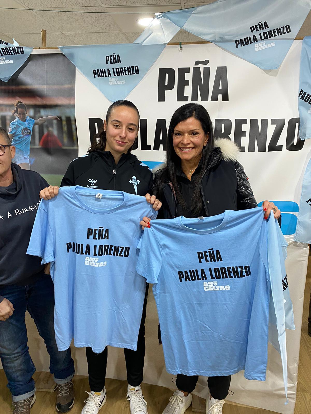 Paula Lorenzo y la alcaldesa de Mos, Nidia Arévalo, posan con las camisetas oficiales de la Peña Paula Lorenzo durante el acto de presentación.