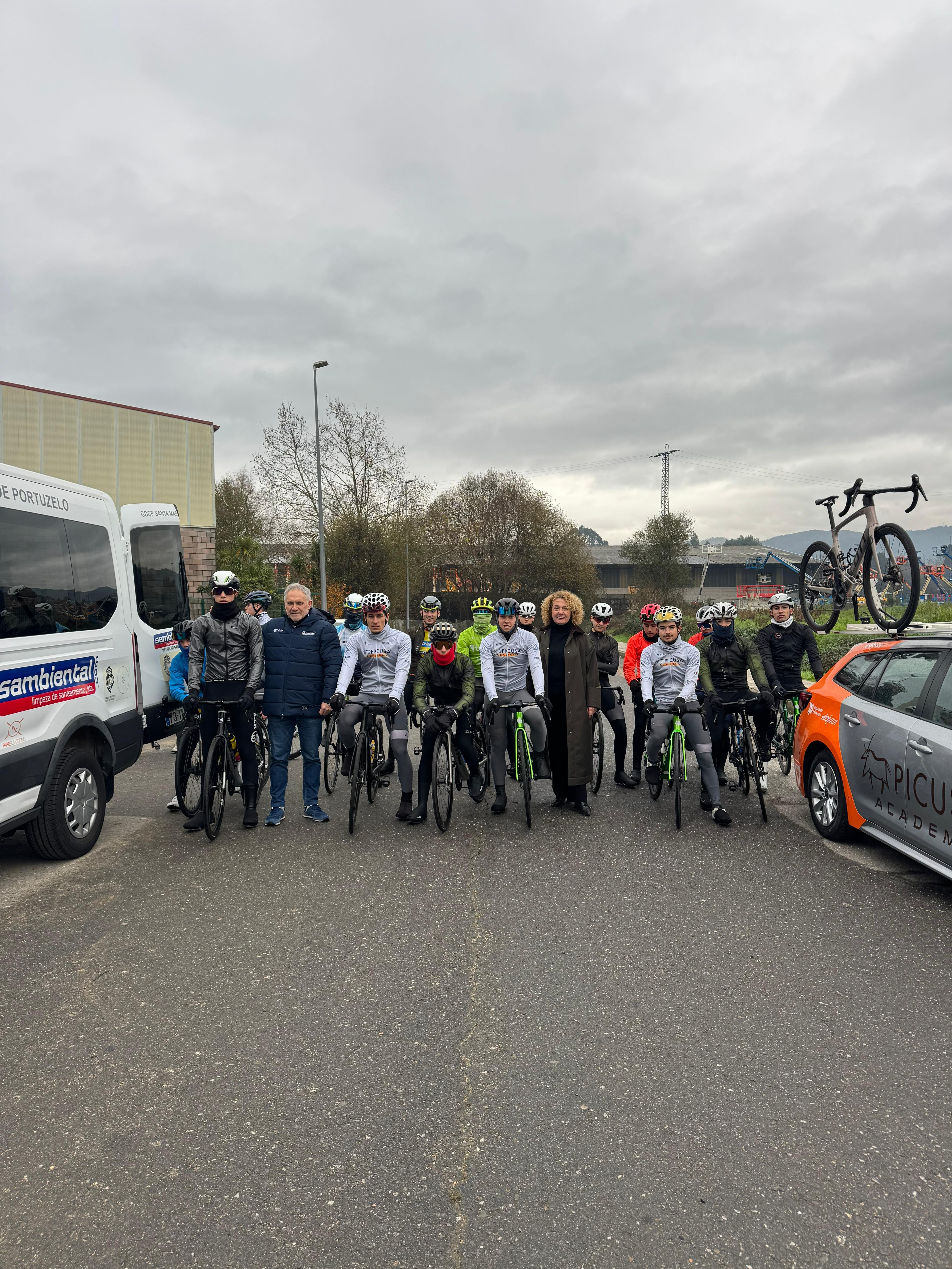 Imagen de grupo del conjunto de Picusa Academy durante la sesión de entrenamiento celebrada en Mos, que se convierte en el nuevo hogar del equipo para la temporada 2026.