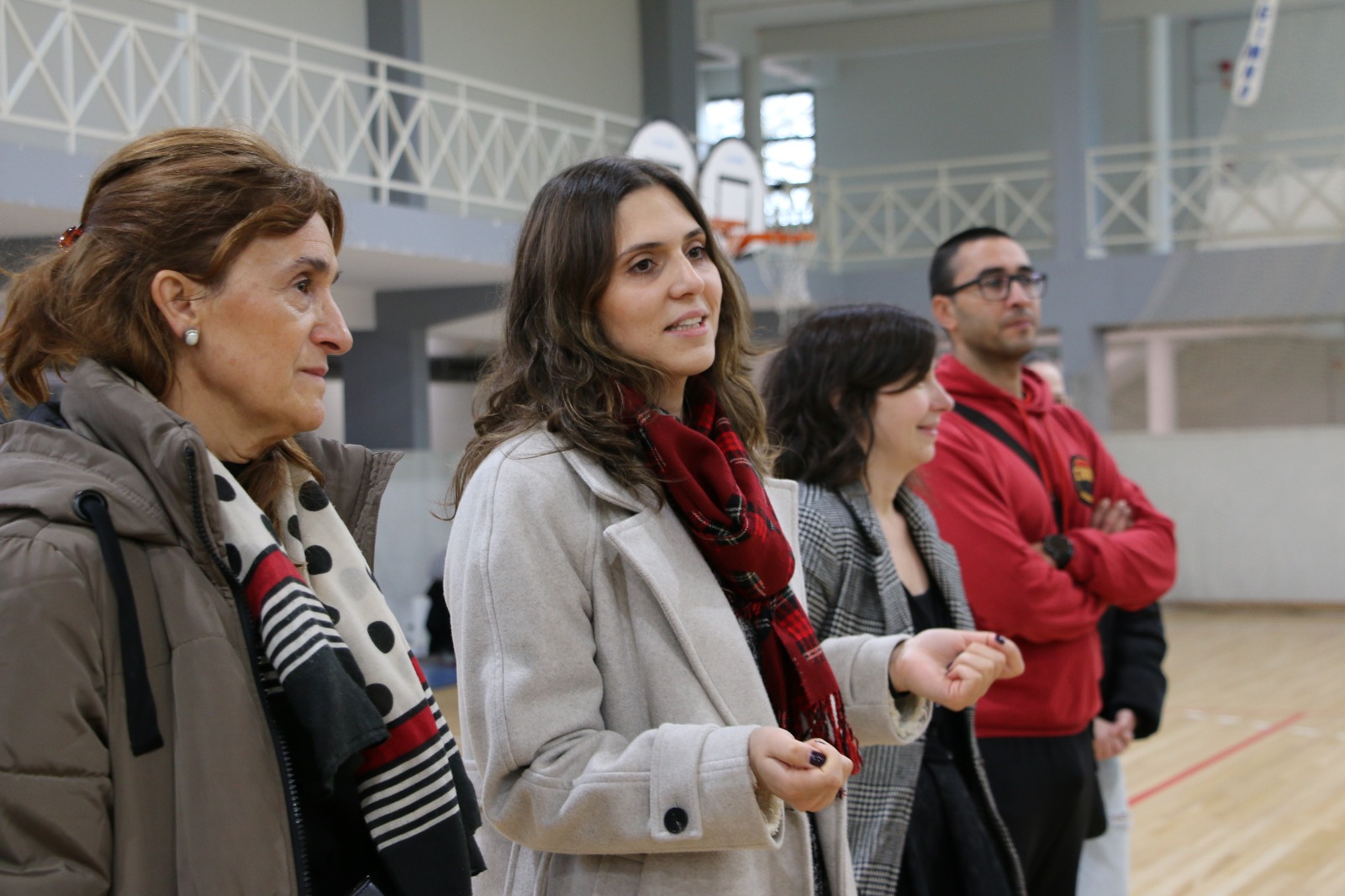 Momento de partilha e proximidade durante a sessão natalícia do programa Séniores + Ativos, que reuniu participantes de várias freguesias do concelho no Pavilhão Municipal de Arcos de Valdevez.