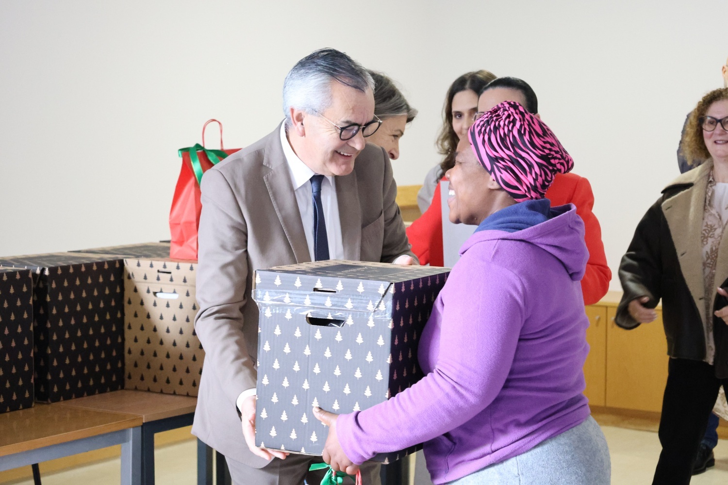 O presidente da Câmara Municipal de Arcos de Valdevez, Olegário Esteves, procede à entrega simbólica de um cabaz alimentar a uma das famílias apoiadas, no âmbito da ação solidária promovida pela Santa Casa da Misericórdia, Câmara Municipal e Cáritas.