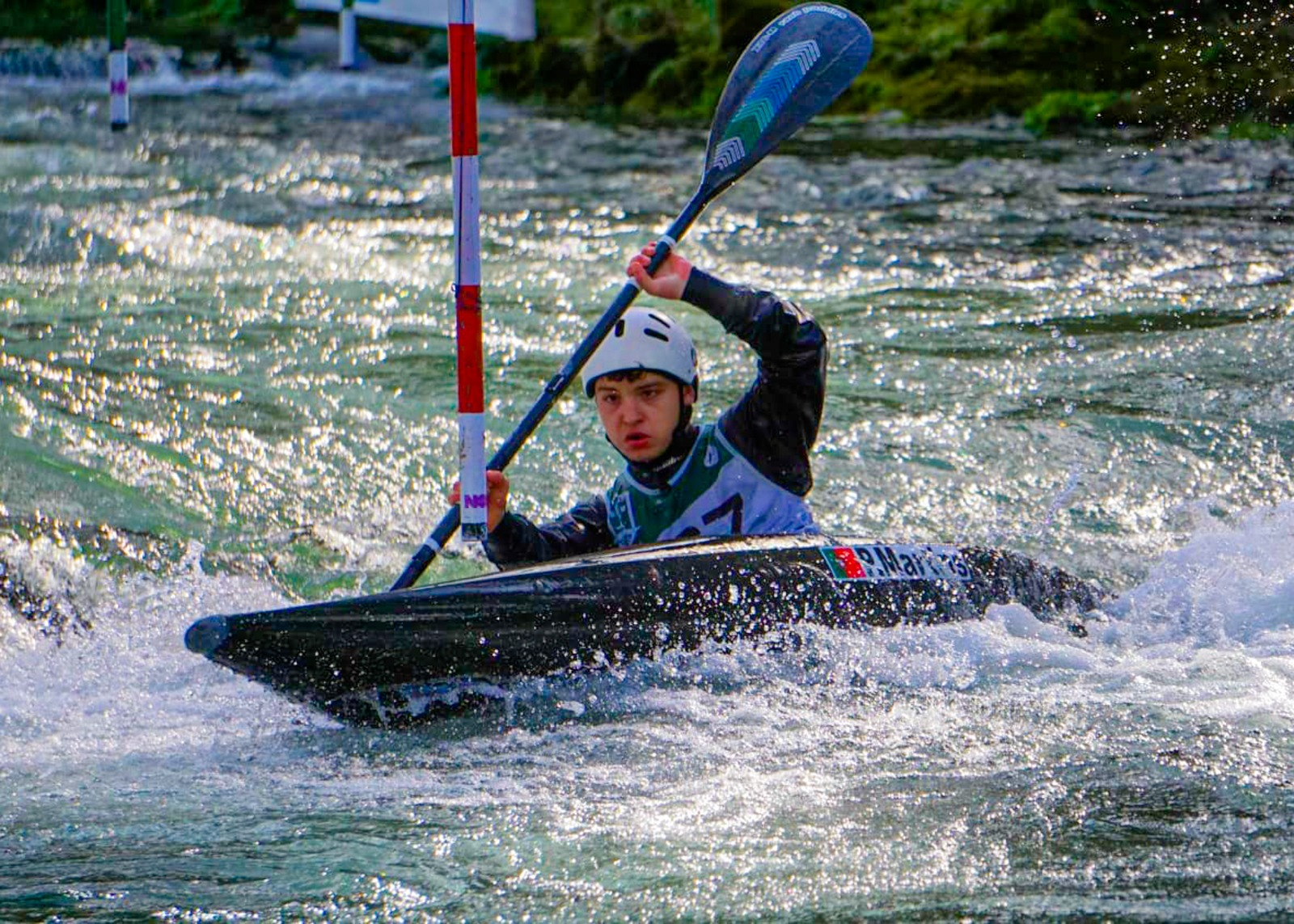 O canoísta vianense Pedro Martins superou as dificuldades do percurso e fechou a época com um excelente 7.º lugar absoluto na final sénior.