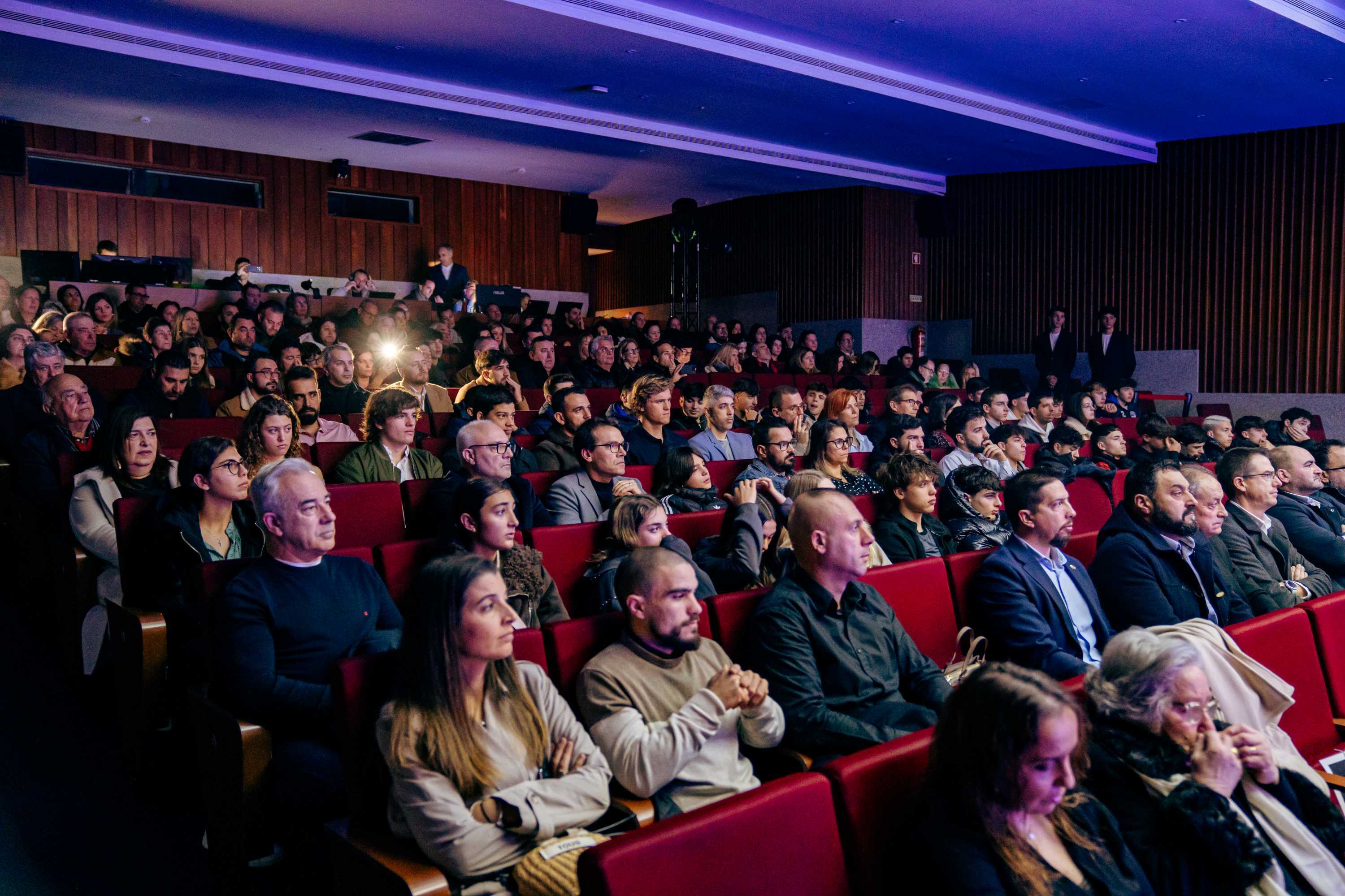 Vista geral do Auditório Municipal de Esposende, com casa cheia, durante a 15.ª Gala do Desporto, onde foram distinguidos atletas, clubes, treinadores e árbitros do concelho.