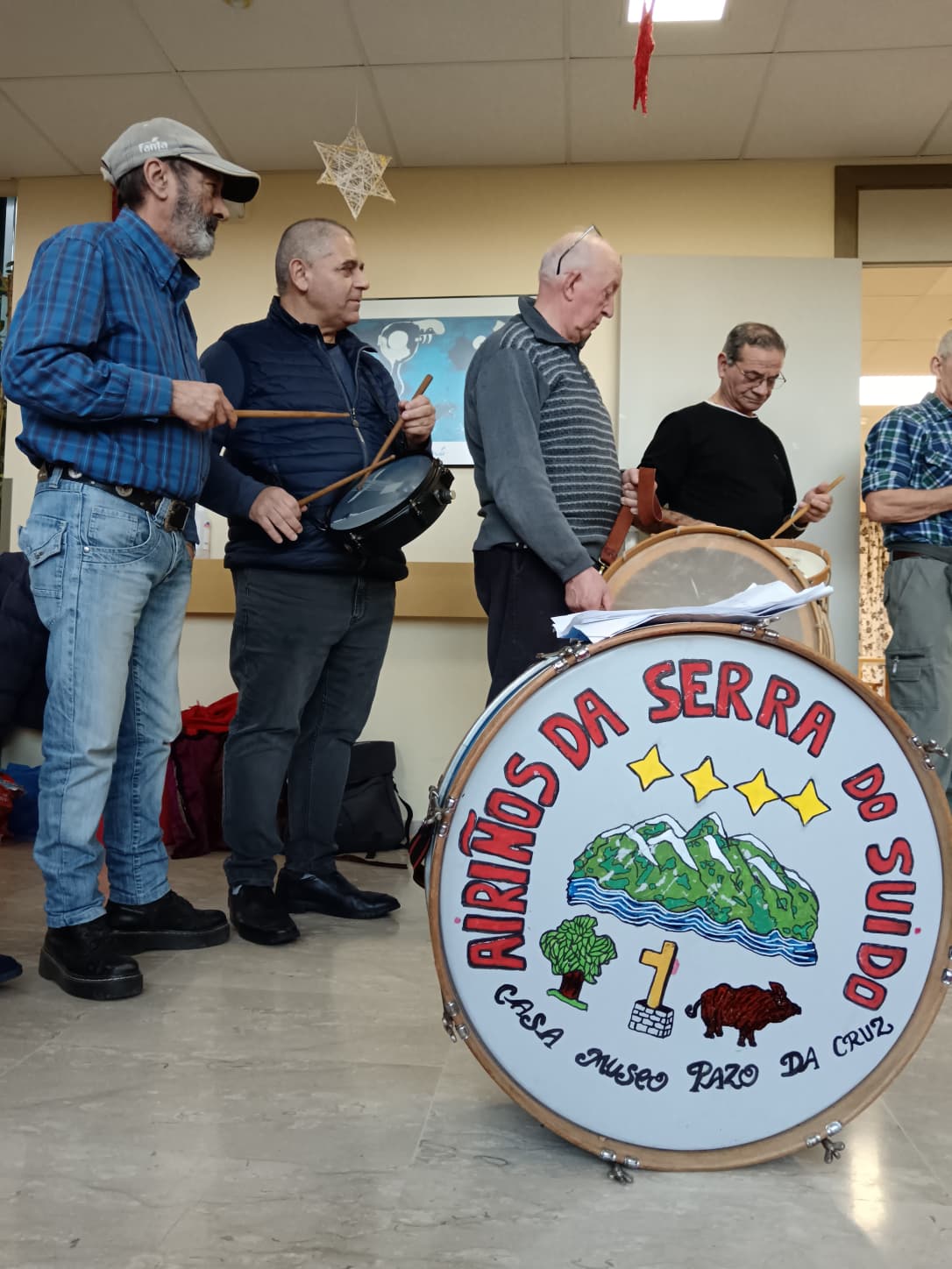 Los músicos de Airiños da Serra do Suído, vinculados a la Casa Museo Etnográfico Pazo da Cruz, pusieron ritmo al festival con instrumentos tradicionales.