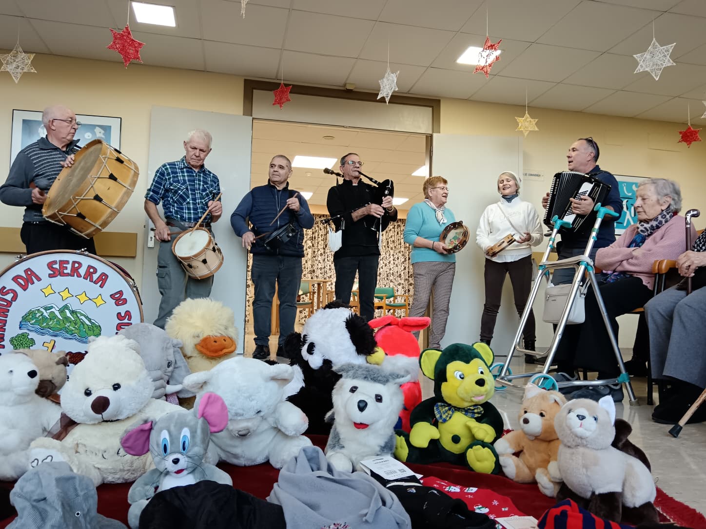 Villancicos, instrumentos populares y una gran entrega de regalos: una jornada navideña pensada para emocionar a los residentes.