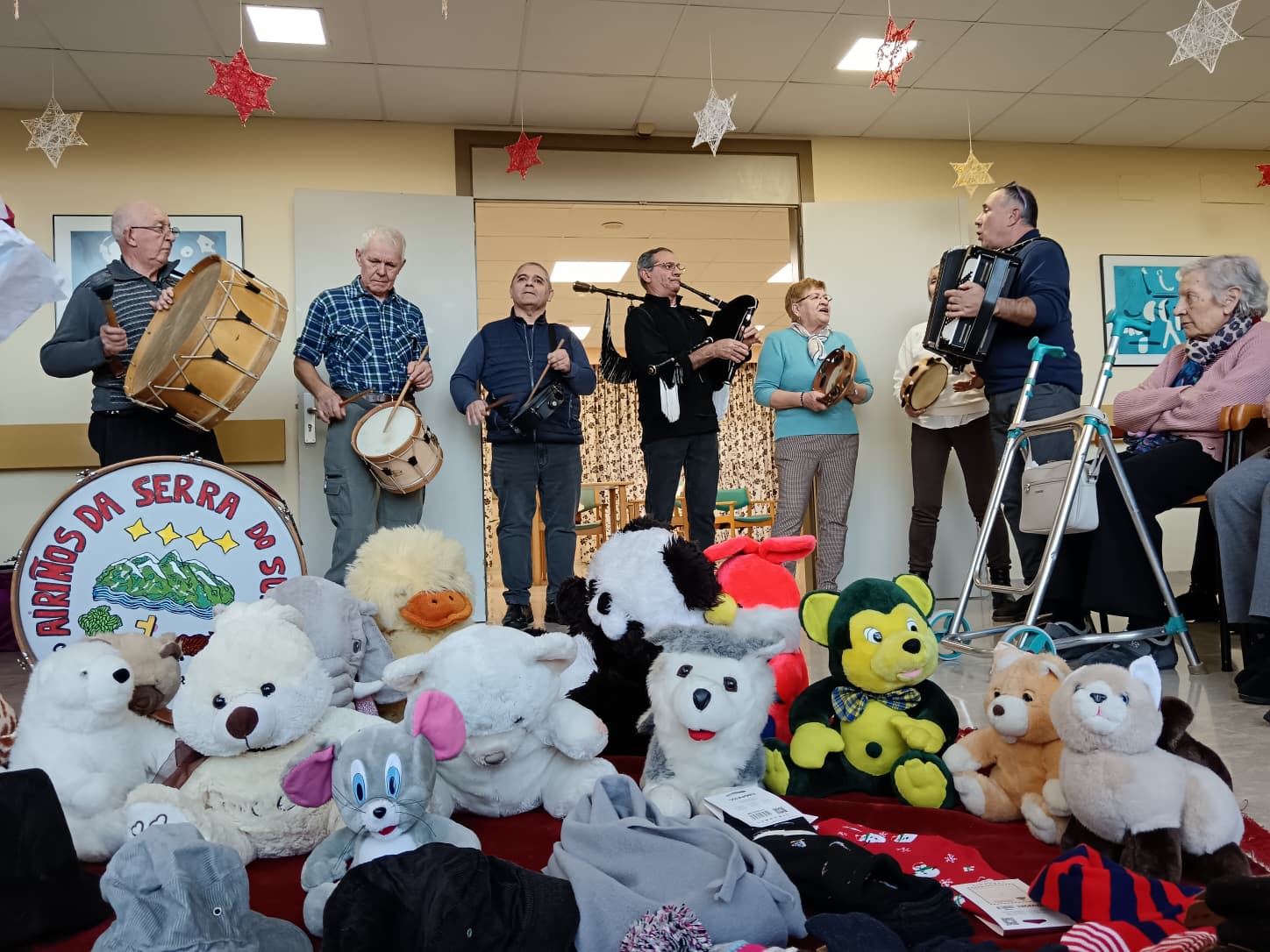 Villancicos, instrumentos populares y una gran entrega de regalos: una jornada navideña pensada para emocionar a los residentes.