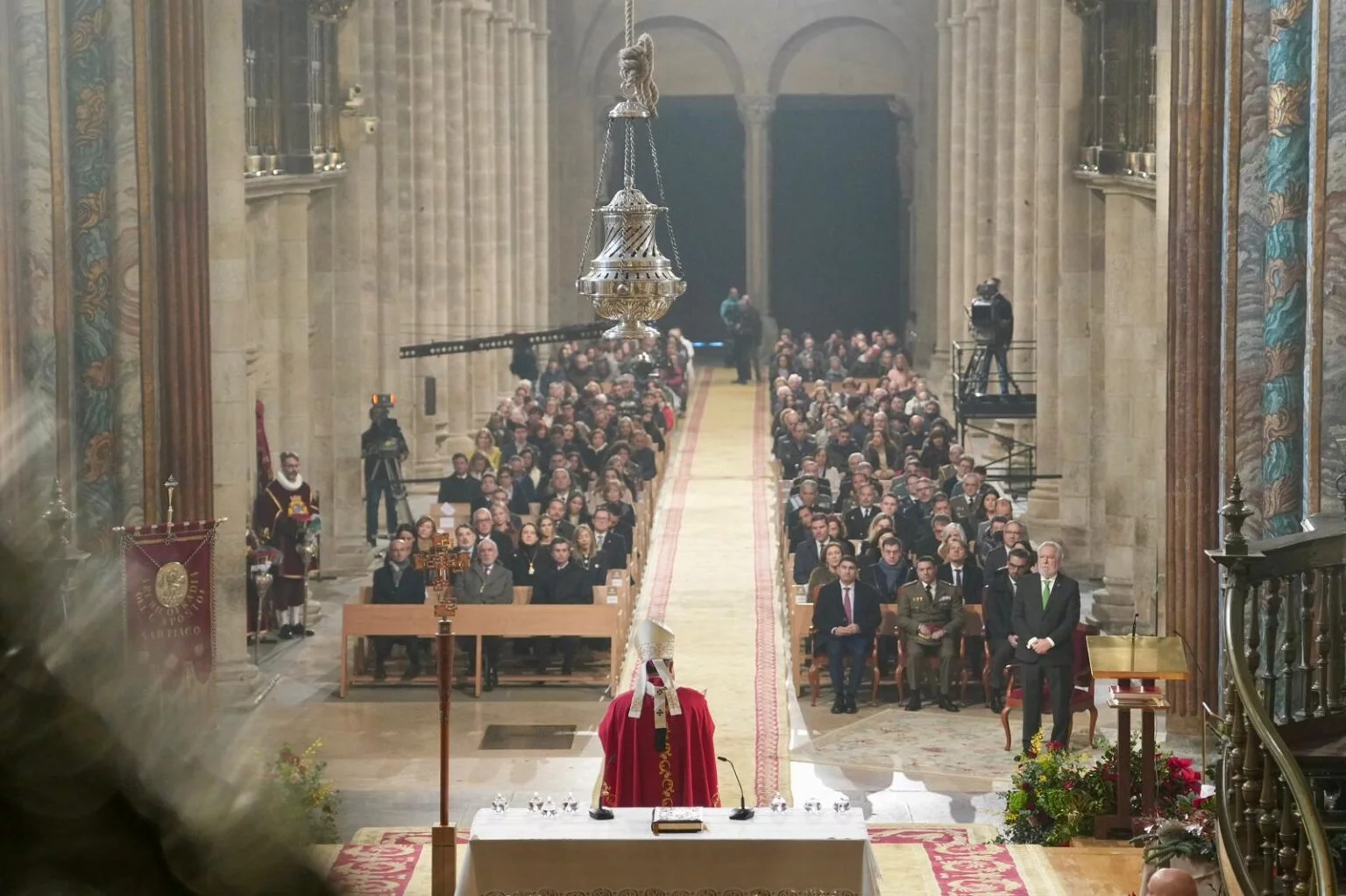 Vista general de la Catedral de Santiago durante la celebración de la Traslación del Apóstol, con la presencia de autoridades civiles, eclesiásticas, fieles y peregrinos.