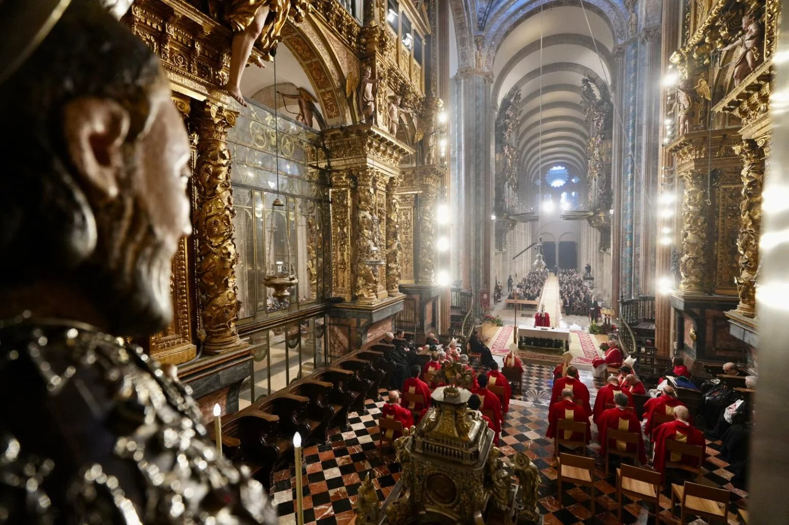 El interior de la Catedral compostelana acogió la solemne liturgia de la Traslación del Apóstol Santiago, una tradición que se remonta al siglo XVII.