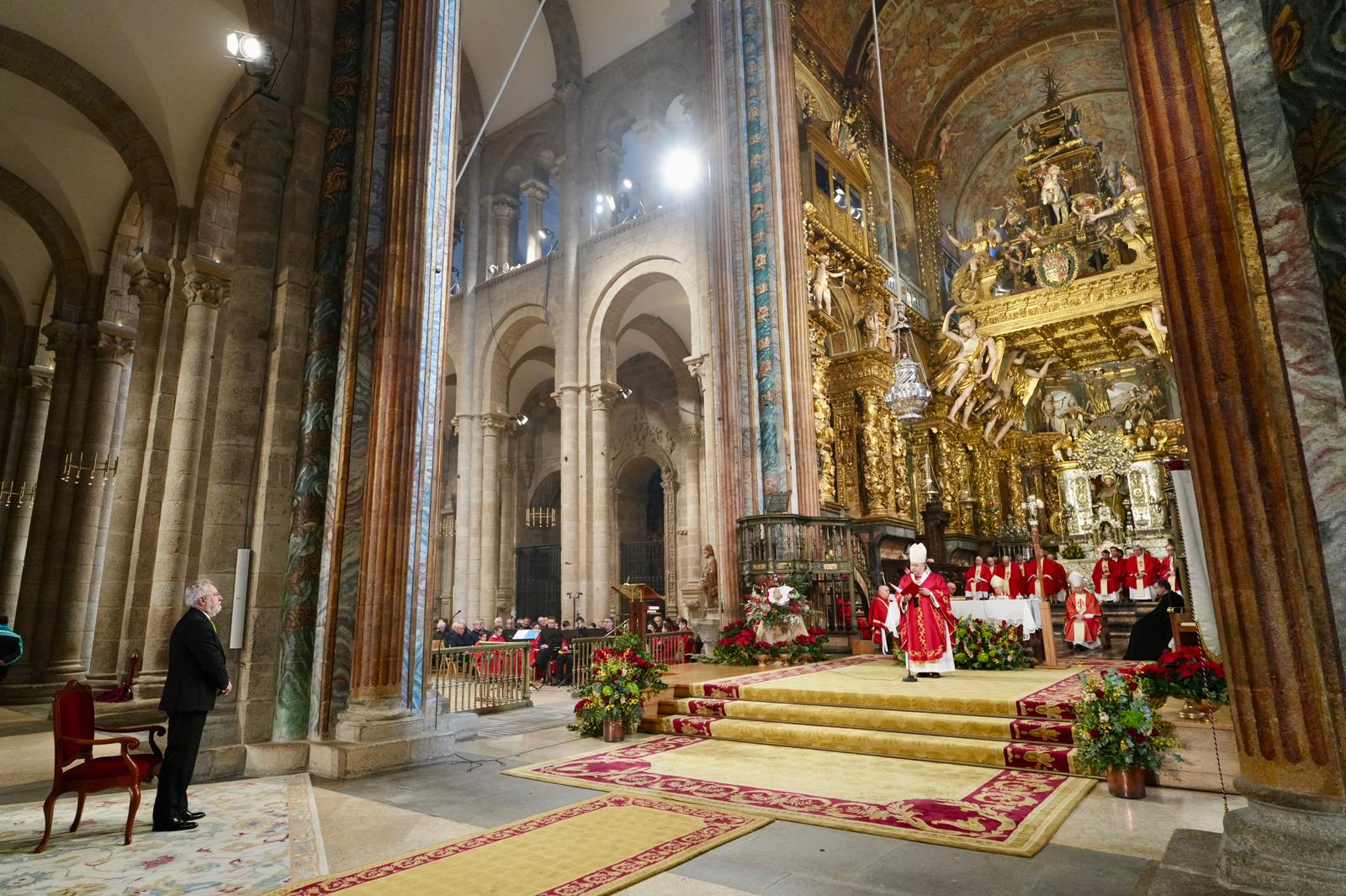El arzobispo de Santiago, mons. Francisco José Prieto Fernández, presidió la celebración litúrgica en el altar mayor de la Catedral.