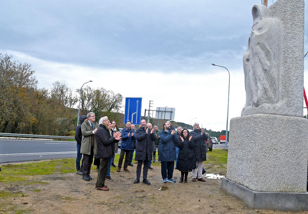 El director de Turismo de Galicia, Xosé Merelles, y el delegado territorial de la Xunta en Ourense, Manuel Pardo, junto a representantes locales durante la visita a las nuevas actuaciones de señalización y embellecimiento turístico en O Pereiro de Aguiar.