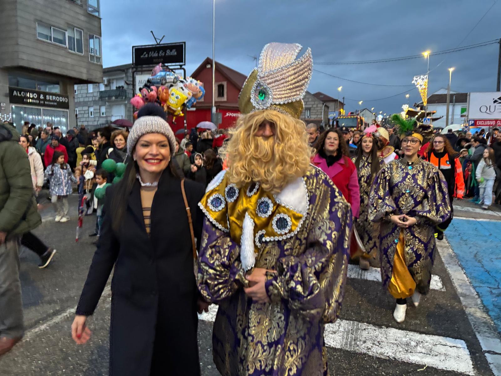 Sus Majestades los Reyes Magos protagonizaron el acto central de la Cabalgata, con la presencia de autoridades locales y una gran participación vecinal en Mos.

📸 Foto 2