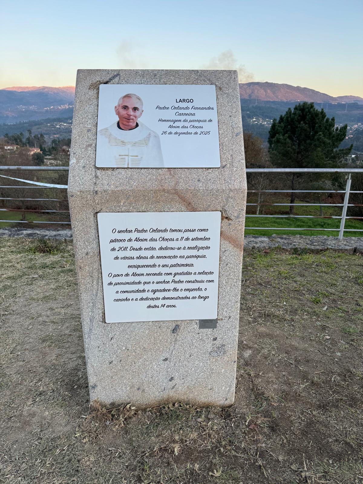 Olegário Gonçalves e João Esteves marcaram presença na cerimónia de atribuição do nome do Padre Orlando ao largo da Igreja, num gesto de reconhecimento público pela sua dedicação à comunidade.