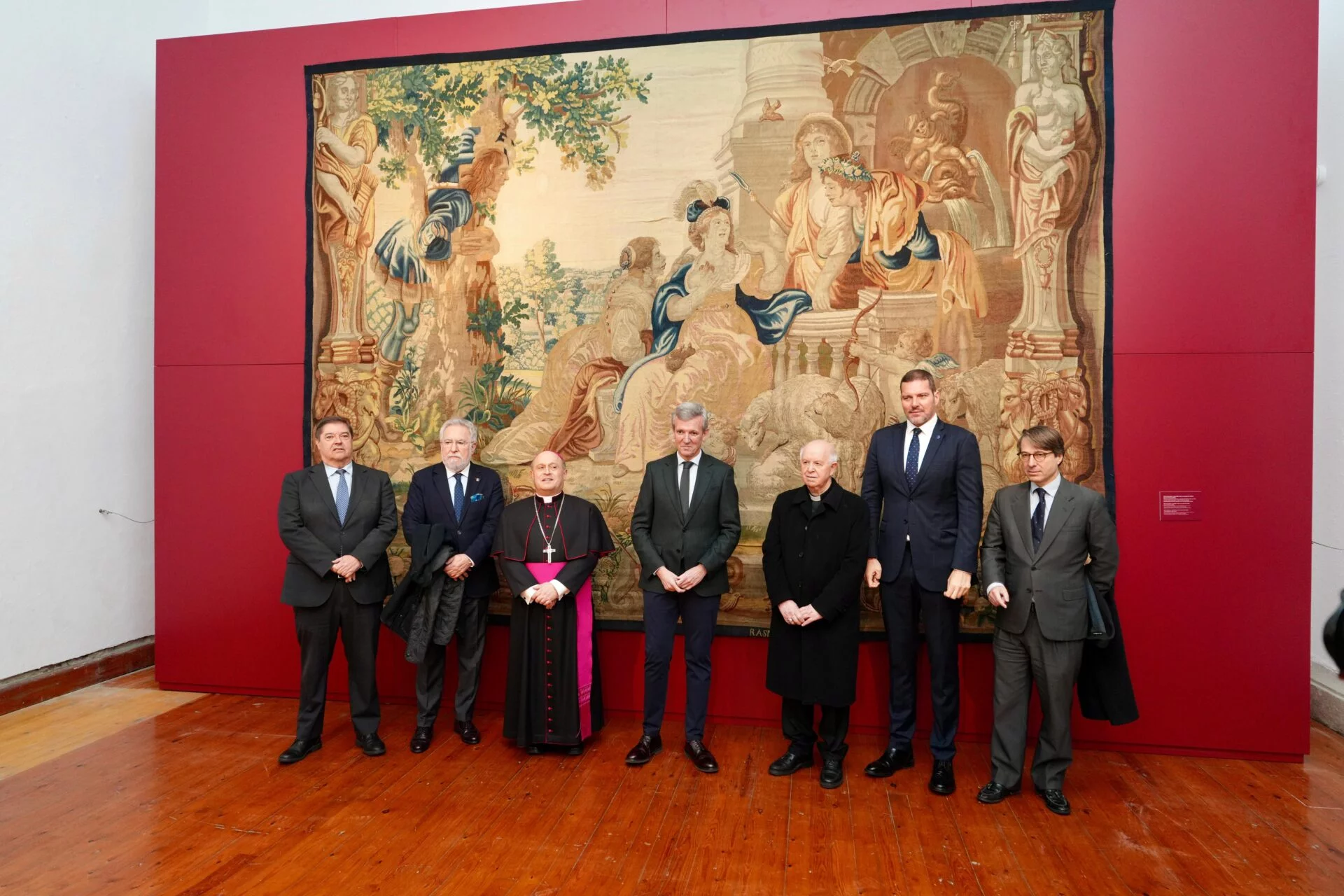 Foto de familia tras la inauguración del Museo Diocesano de Santiago, ante uno de los tapices expuestos en el nuevo espacio museístico.