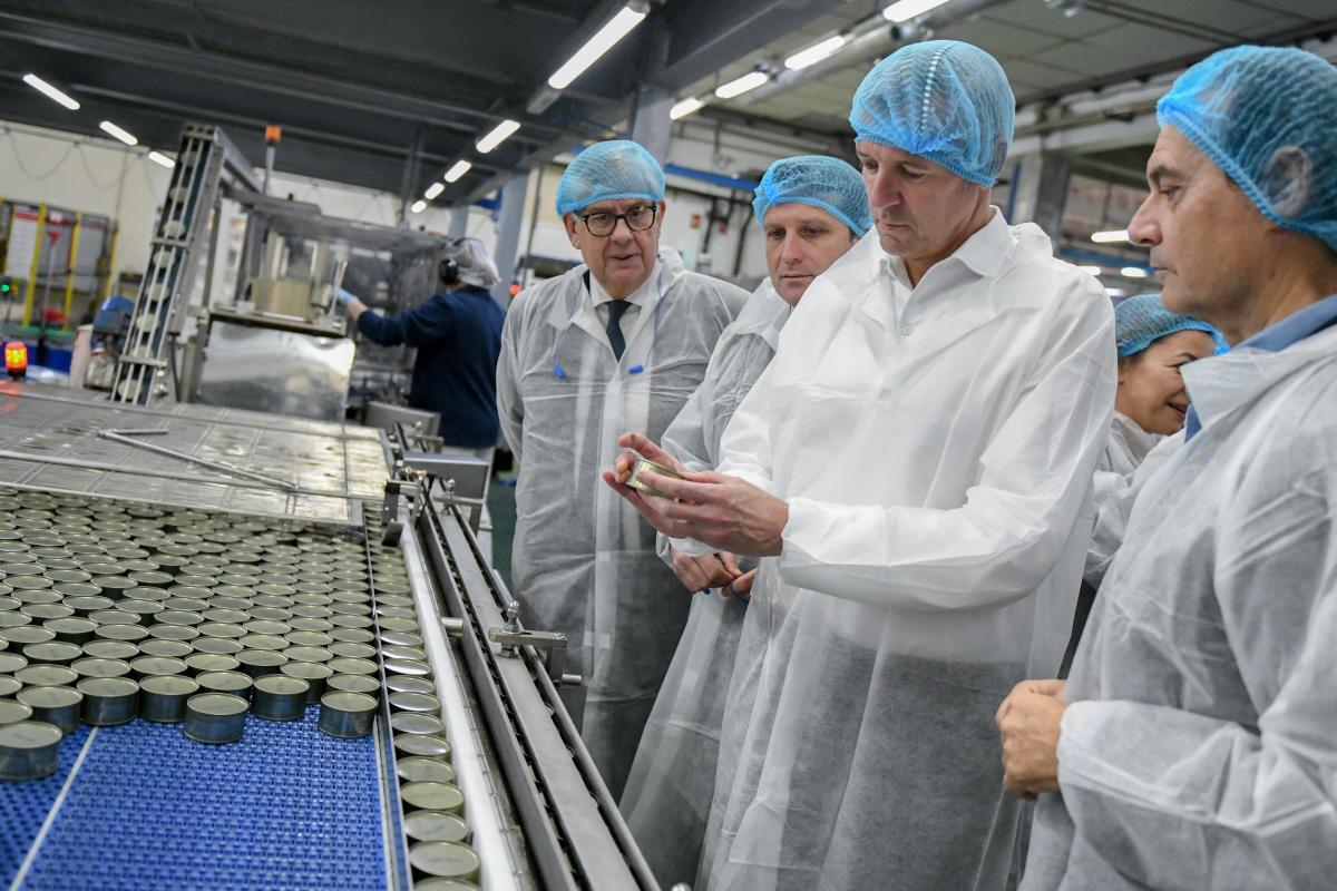 El presidente de la Xunta, Alfonso Rueda, durante su visita a la planta de Jealsa en Boiro, donde conoció el proceso de producción en las instalaciones del puerto de Bodión.
