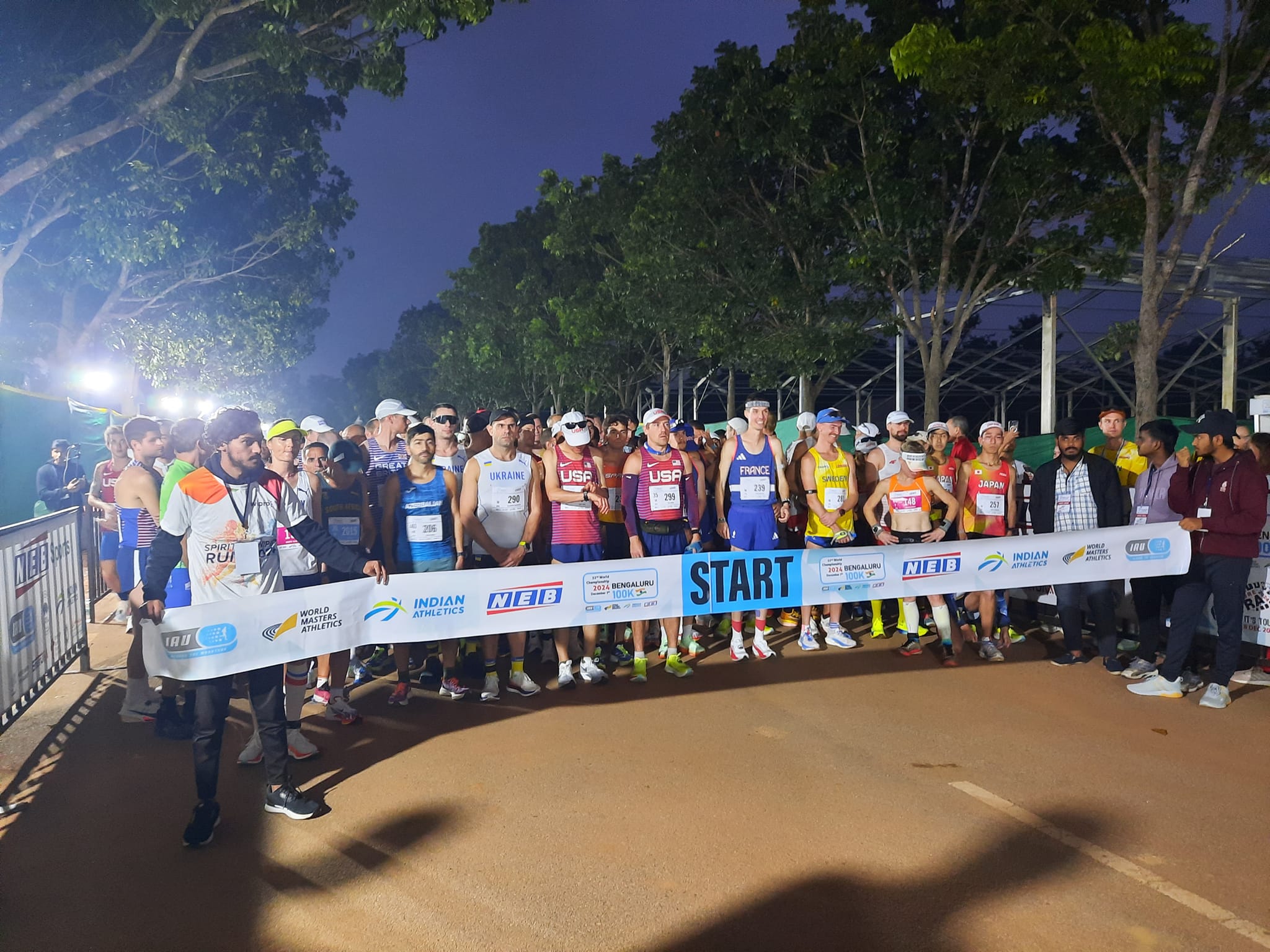 Atletas internacionales durante el desarrollo del Campeonato del Mundo de 100 kilómetros, una prueba de ultrafondo que reúne a las mejores selecciones del planeta en un recorrido urbano exigente y de alto nivel competitivo.