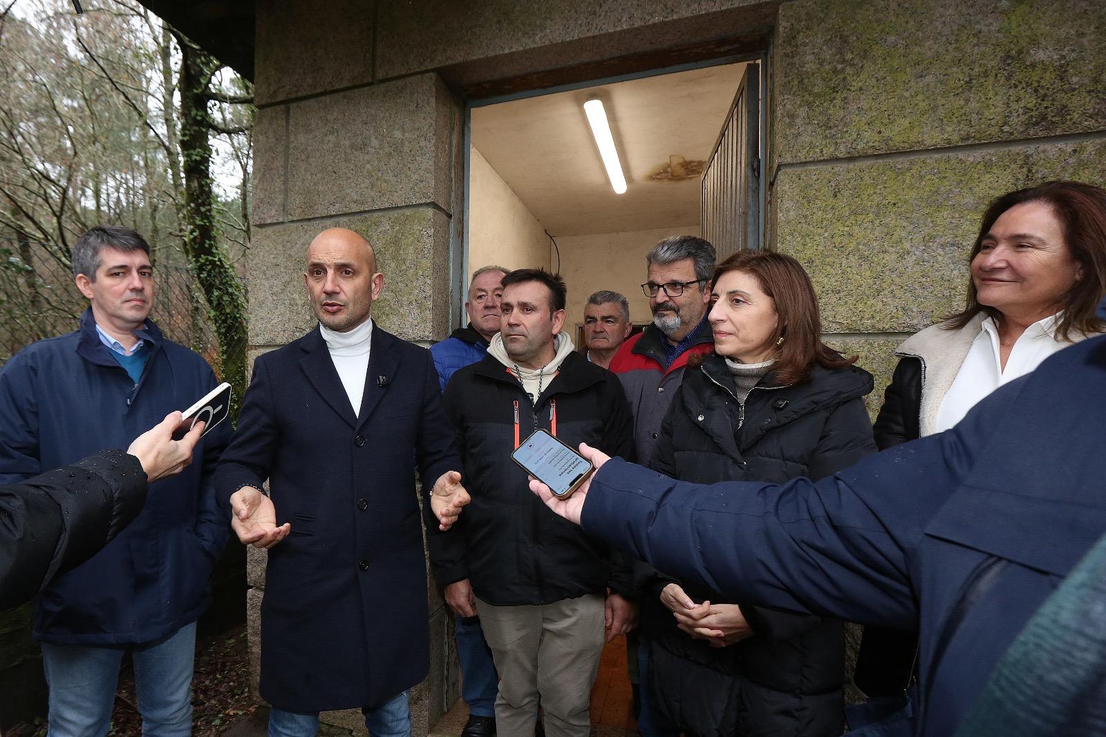 Ángeles Vázquez y Alejandro Lorenzo atienden a los medios durante la visita a las instalaciones de la traída vecinal de Atios, beneficiaria de las ayudas autonómicas para la mejora del abastecimiento de agua.